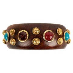 Chanel Pulsera de madera y metal dorado pavimentada con cabujones multicolores