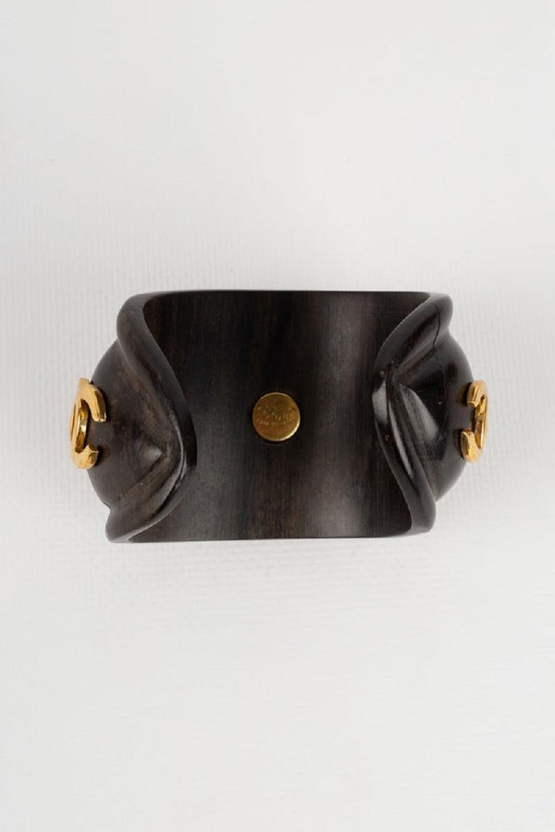 Chanel Bracelet en bois avec logo CC en métal doré, années 1990 Bon état - En vente à SAINT-OUEN-SUR-SEINE, FR