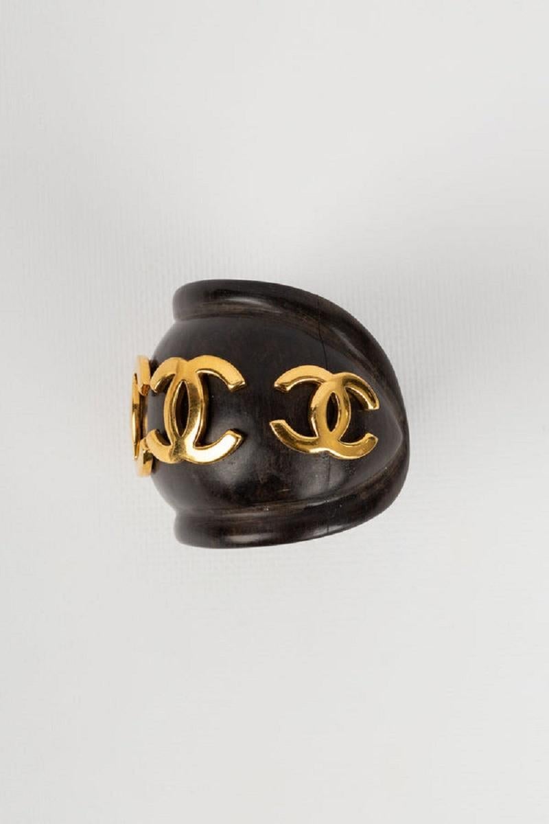 Chanel Wooden Bracelet with CC Logo in Gold Metal, 1990s In Good Condition For Sale In SAINT-OUEN-SUR-SEINE, FR
