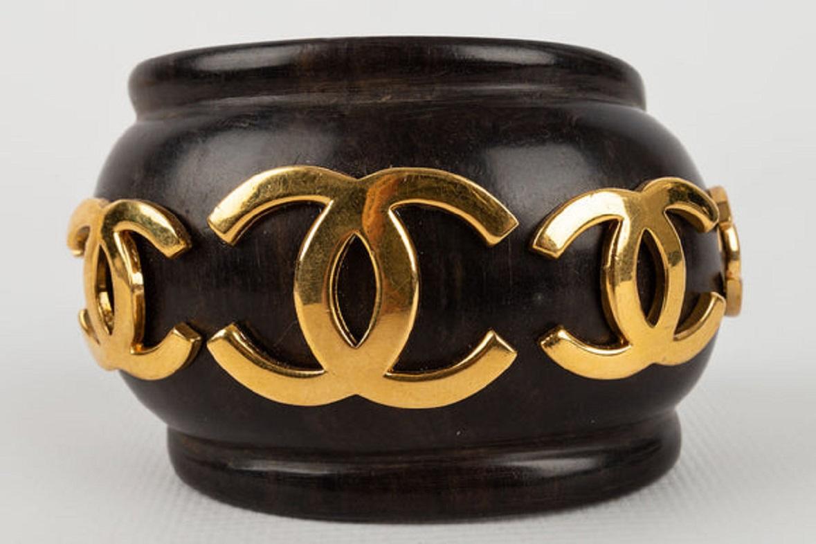 Women's Chanel Wooden Bracelet with CC Logo in Gold Metal, 1990s For Sale