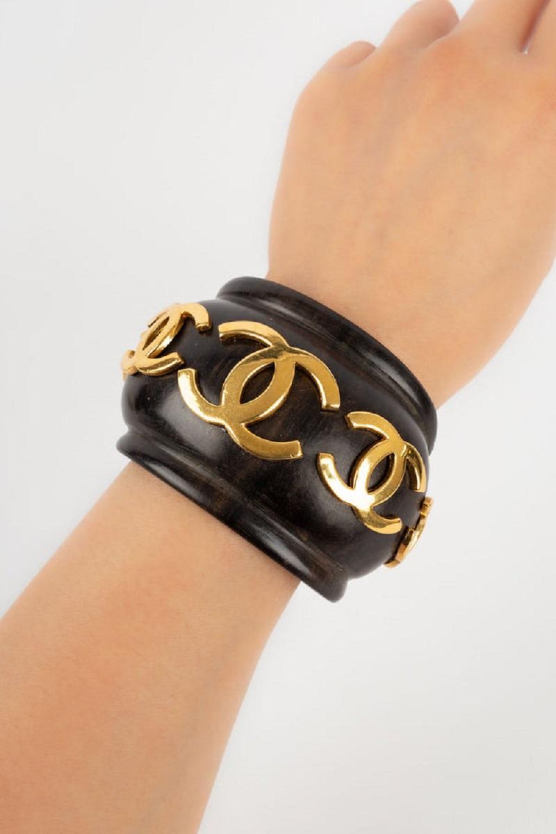 Chanel Wooden Bracelet with CC Logo in Gold Metal, 1990s For Sale 4