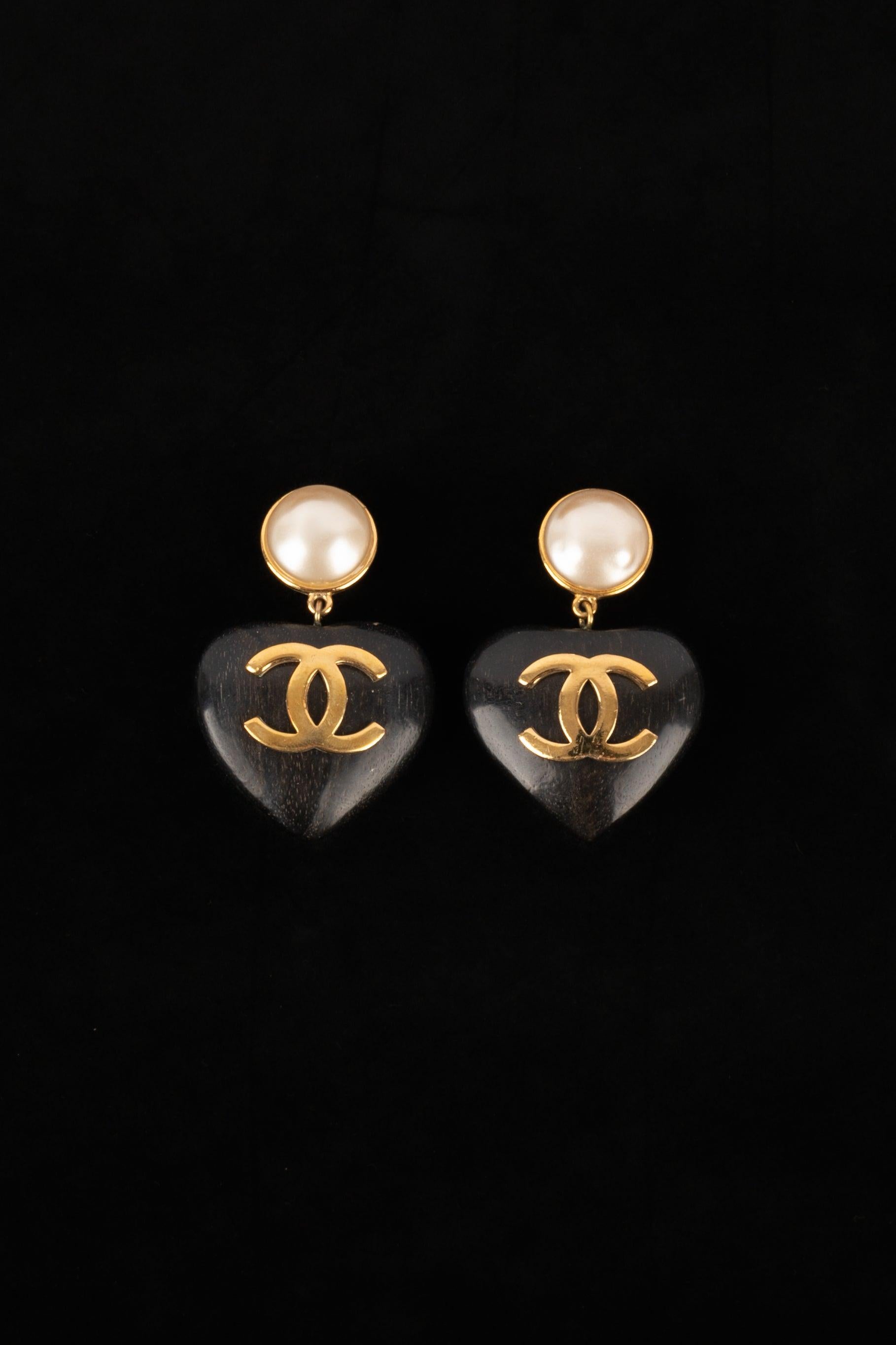 Chanel Wooden Heart-Shaped Clip-On Earrings, 1992 In Excellent Condition For Sale In SAINT-OUEN-SUR-SEINE, FR