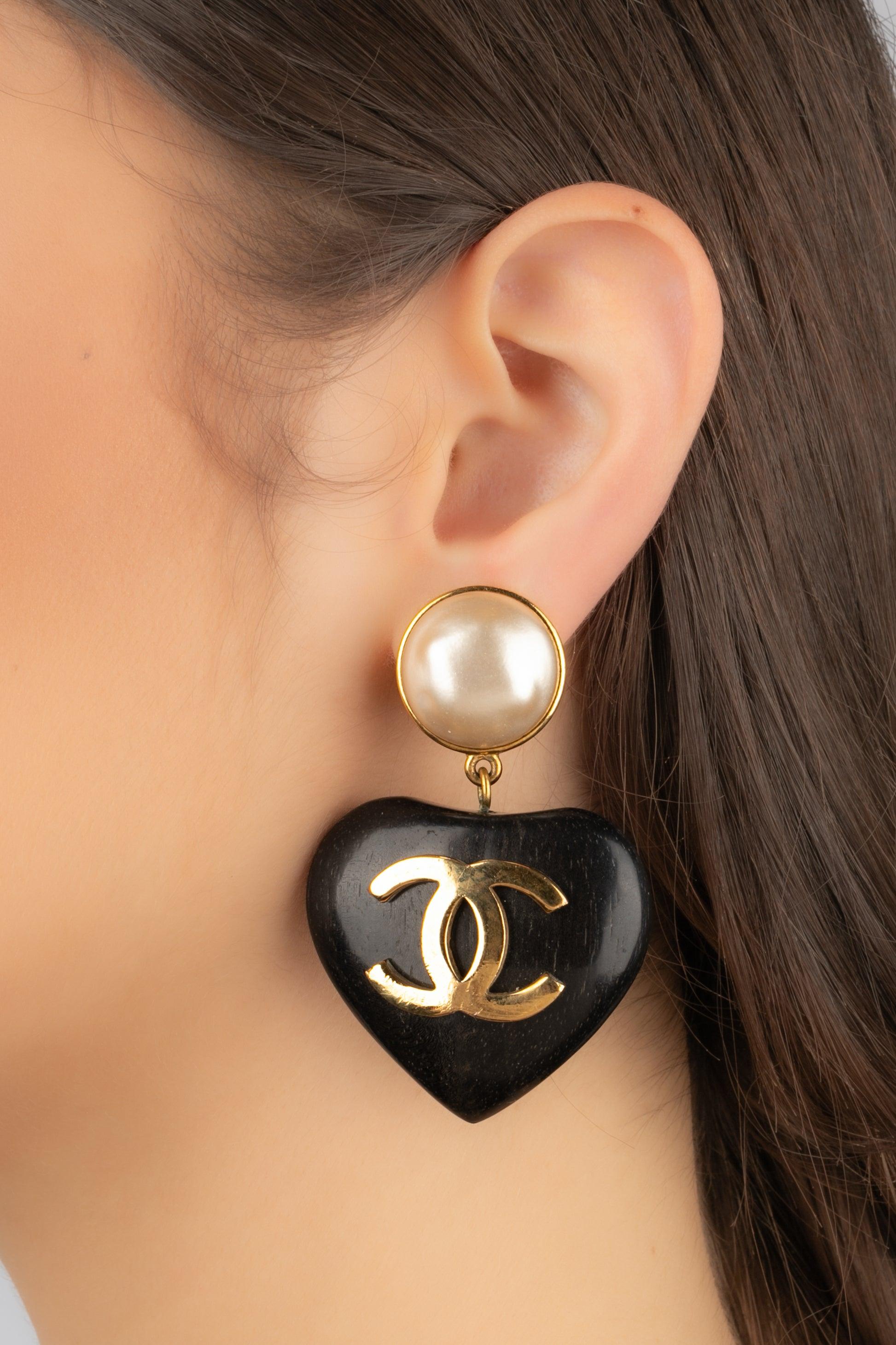 Chanel Wooden Heart-Shaped Clip-On Earrings, 1992 For Sale 5