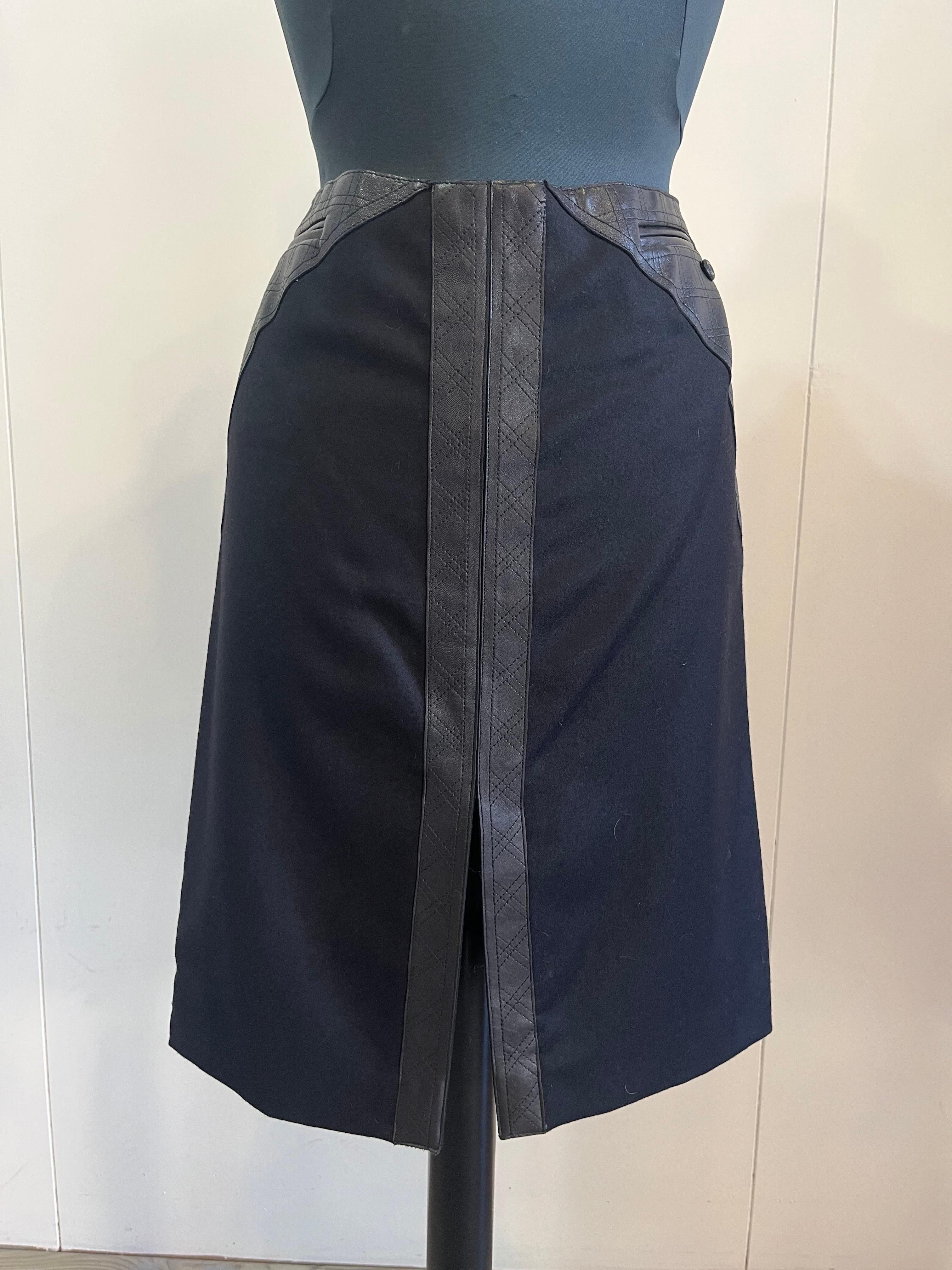 Chanel wool and cashmere skirt with lambskin inserts. Conditions like new. French size 42 which corresponds to an Italian 46.
Waist 42 cm
Hips 50 cm
57 cm long