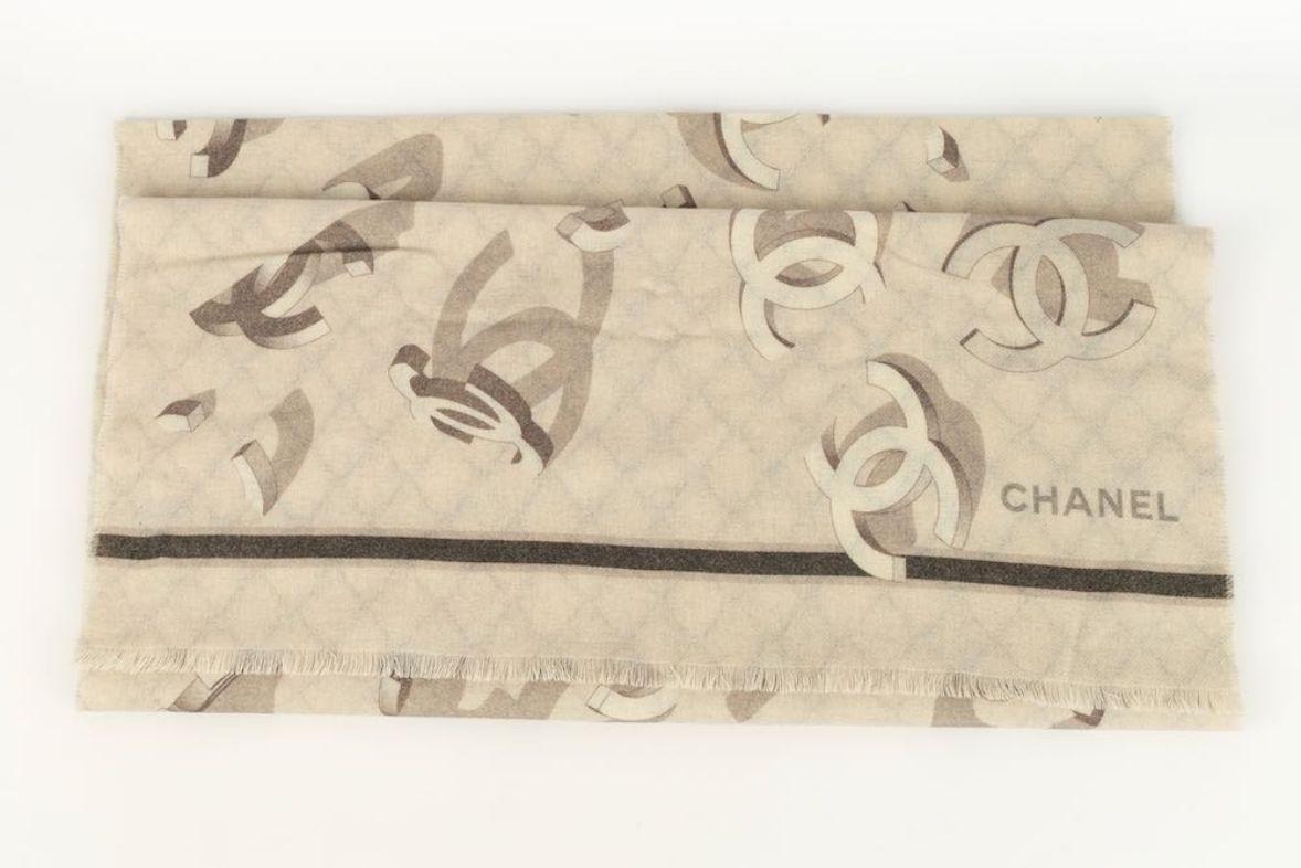 Chanel - (Made in Italy) Cashmere and wool stole.
 
Additional information:
Dimensions: about 200 cm x 70 cm 
Condition: Very good condition 
Seller Ref number: ACC120