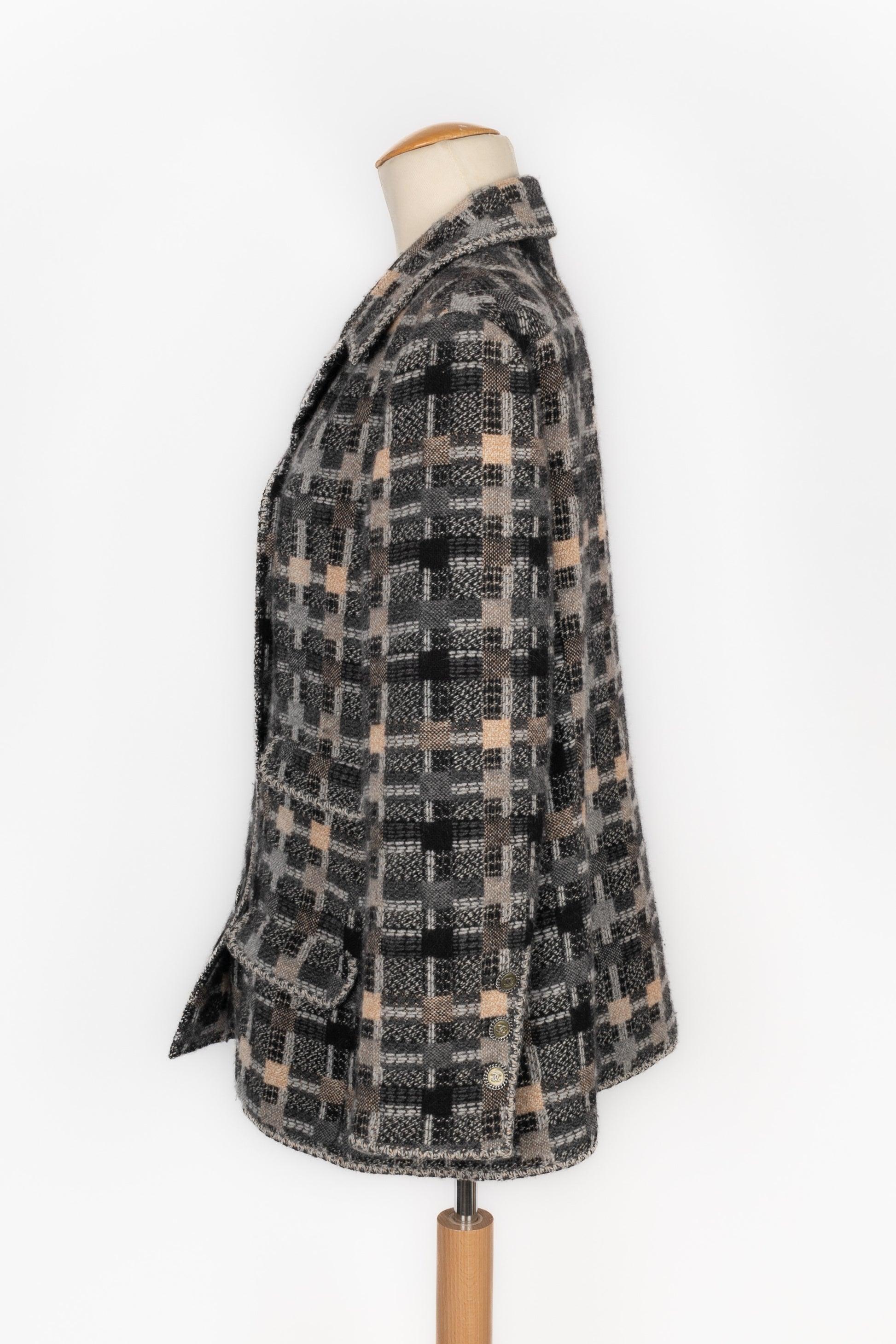 CHANEL - (Made in France) Wool, angora, and cashgora jacket. Enameled silvery metal buttons. Size 46FR. 2005 Fall-Winter Collection, under the artistic direction of Karl Lagerfeld.

Additional information:
Condition: Very good condition
Dimensions: