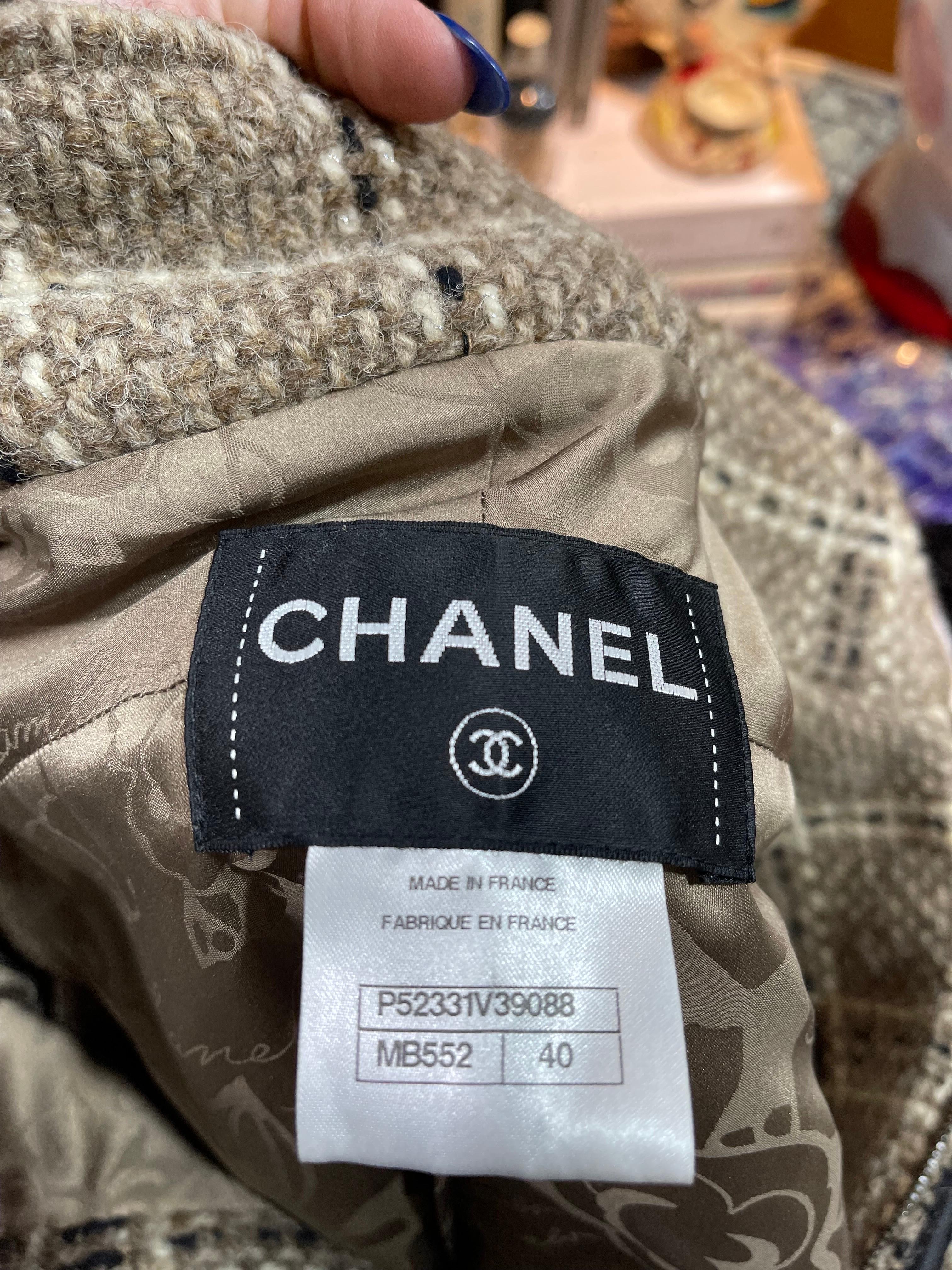 Manteau long Chanel en tweed de laine beige en vente 8