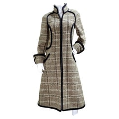 Chanel Langer Mantel aus beigem Tweed aus Wolle