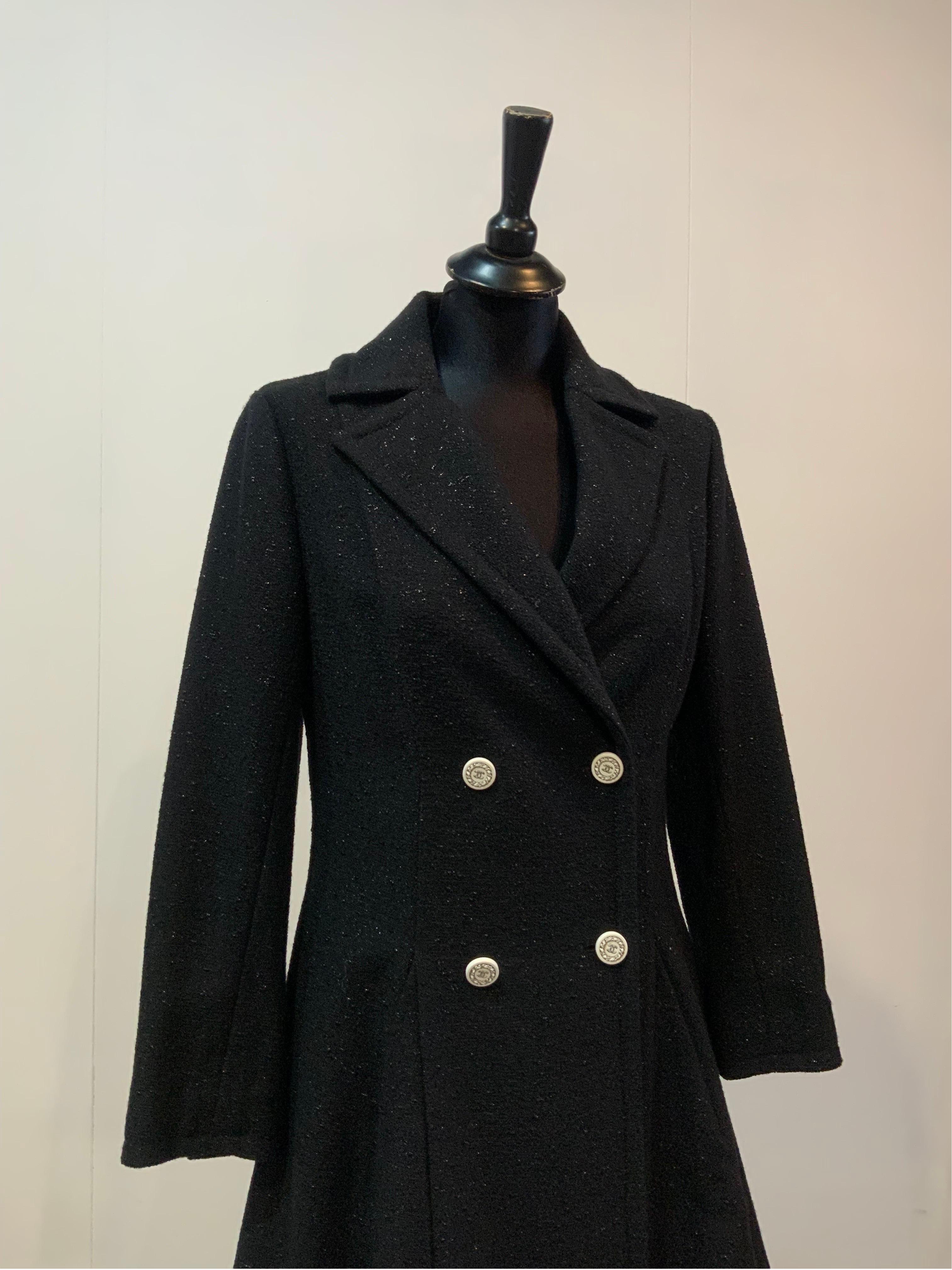 CHANEL OUTERWEAR.
In wool and polyamide. The pocket lining is in silk.
White and silver CC buttons. Lurex details.
French size 36 which corresponds to an Italian 40.
Shoulders 40 cm
Bust 44 cm
Length 88 cm
Sleeve 56 cm
Excellent general conditions.