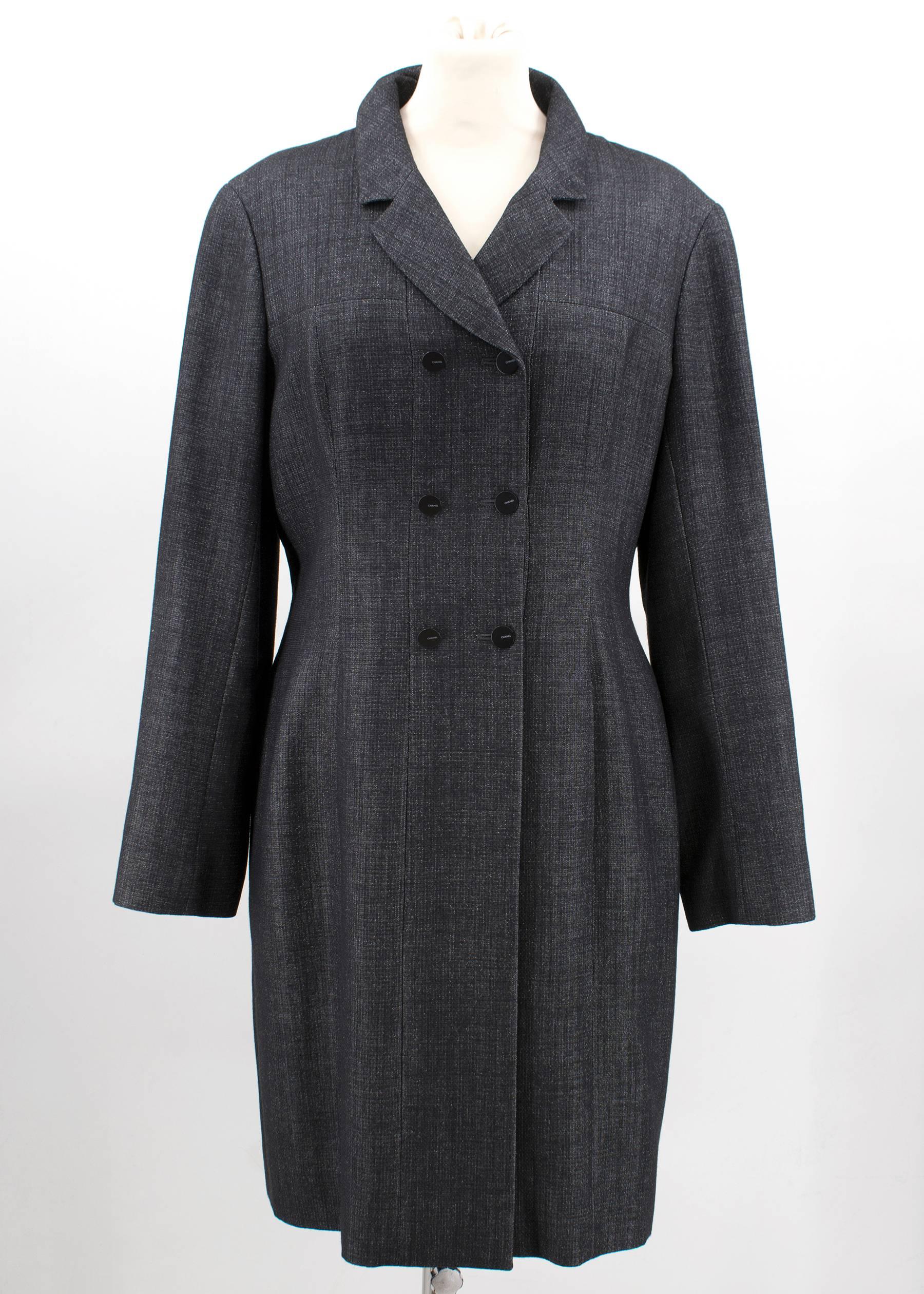 Chanel Wool Blend grey coat. It is a 3/4 oversized coat featuring 2 side pocket slits, black Chanel buttons 

Fabric: 65% wool, 19% polyester, 10% polyamide, 6% cotton; lining 100% silk
Condition: 9.5 out of 10

Measurements: Oversized Fit.
