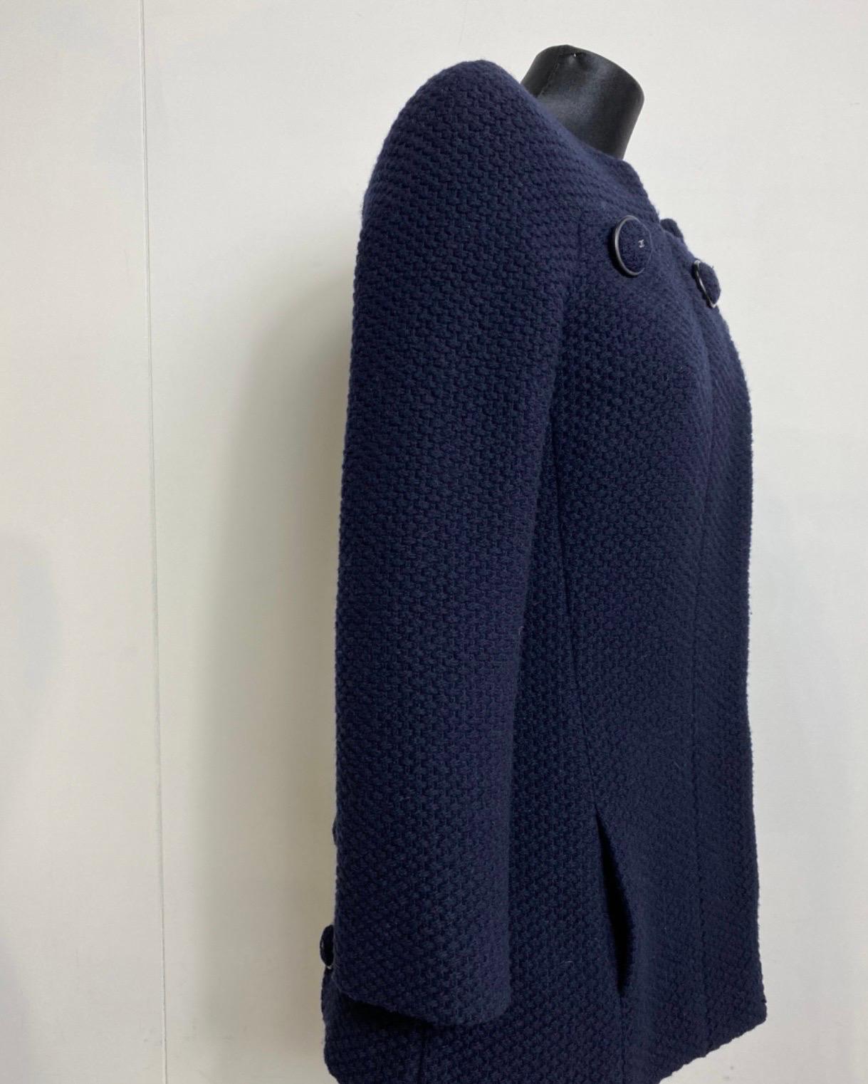 Noir Veste Chanel en laine bleue  en vente