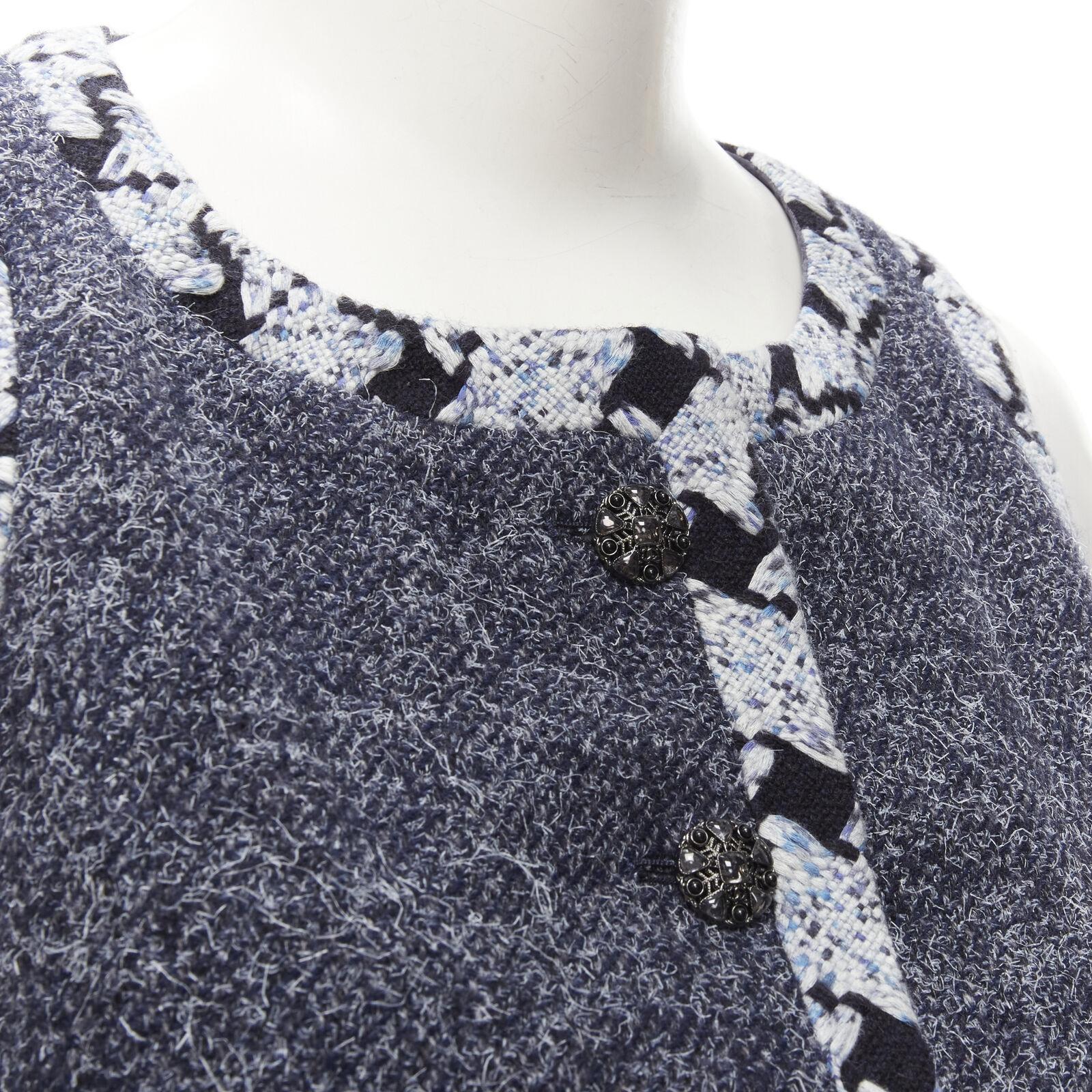 CHANEL wool cashmere blue tweed embroidery trim gripoix button cropped vest FR34
Reference: AAWC/A00291
Brand: Chanel
Designer: Virginie Viard
Material: Wool, Cashmere
Color: Blue
Pattern: Solid
Closure: Button
Lining: Silk
Extra Details: Wool