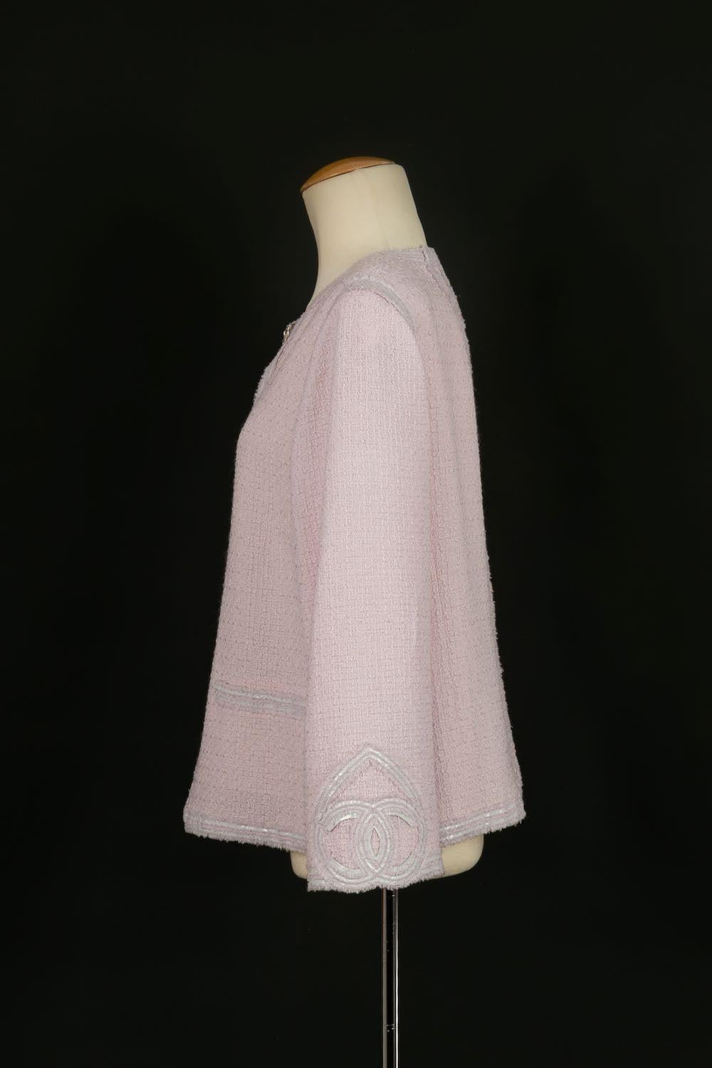 Chanel - (Made in France) Wool jacket in shades of pink, silk lining. Cruise Collection 2009. Size 48FR.

Additional information: 
Dimensions: Shoulder width: 42 cm, Sleeve length: 54 cm, Length: 60 cm
Condition: Very good condition
Seller Ref