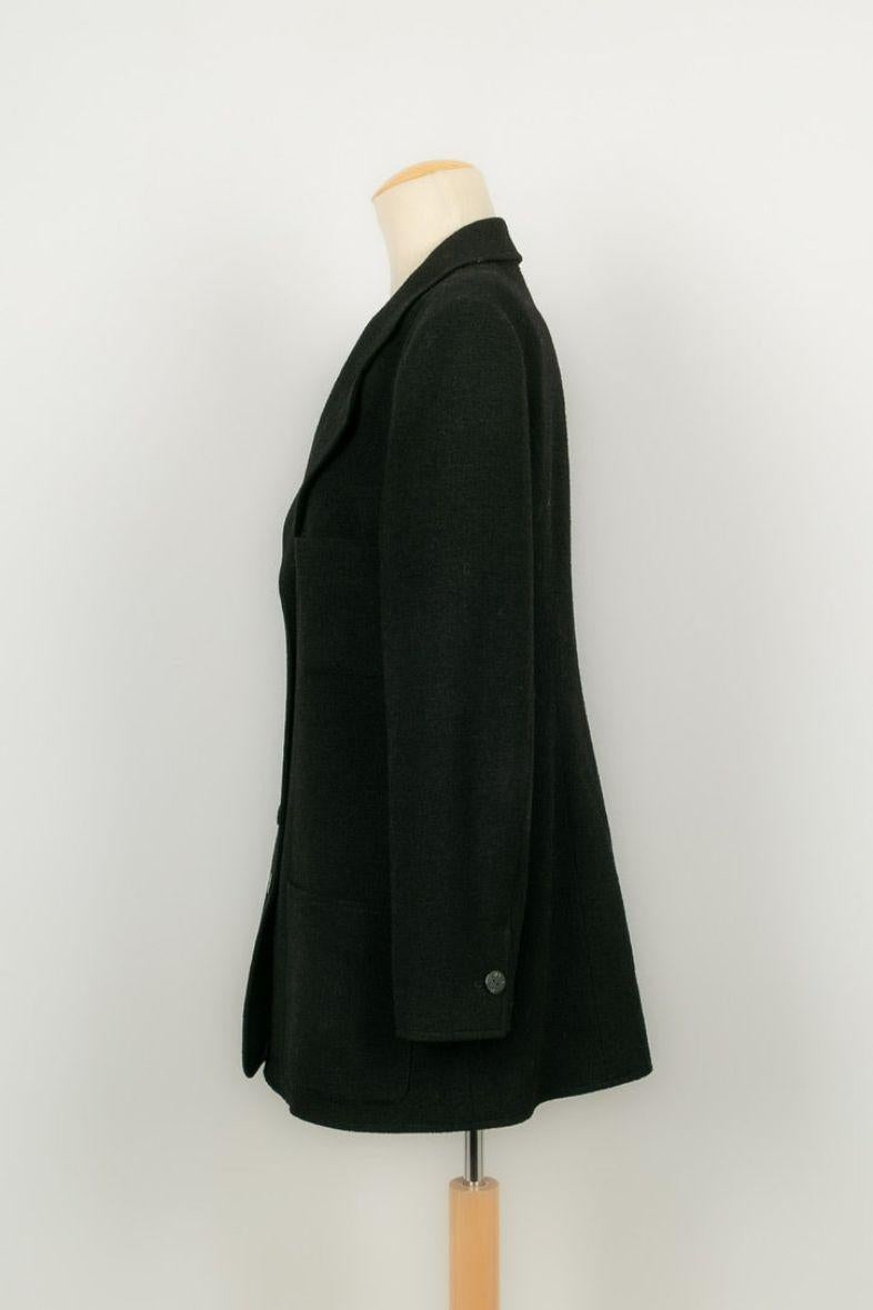 Chanel - (Fabriqué en France) Veste en laine doublée de soie. Taille indiquée 44FR. Collectional automne-hiver 1998

Informations complémentaires : 
Dimensions : Largeur des épaules : 44 cm, Poitrine : 48 cm, Longueur des manches : 60 cm, Longueur :