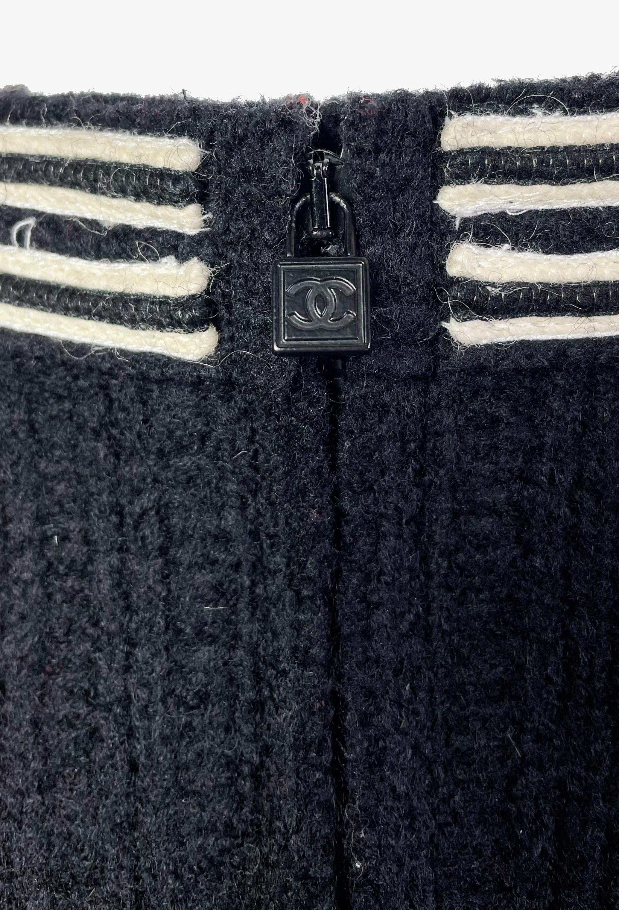 Chanel wool mini skirt, 2010s  In Good Condition For Sale In New York, NY