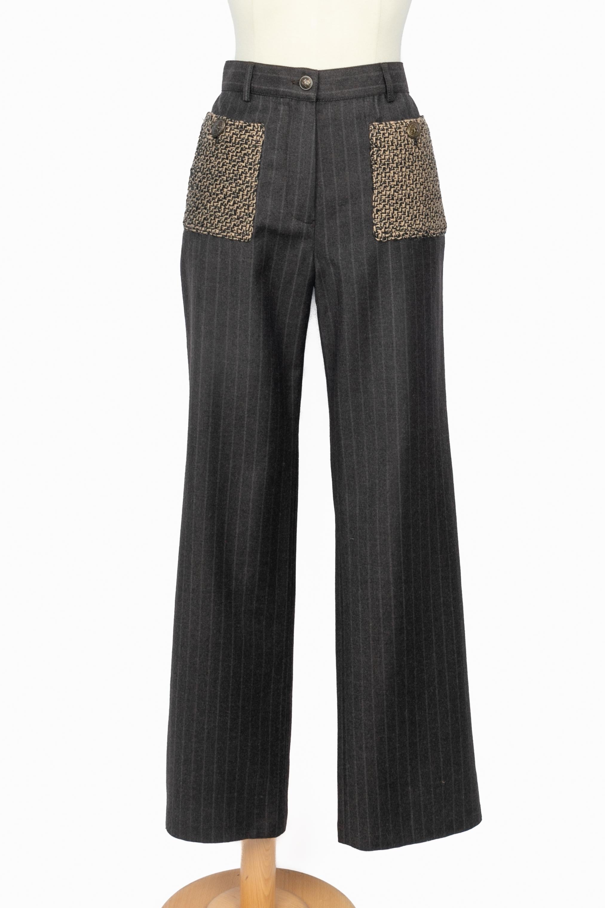 Chanel - Pantaloni in lana (Made in Italy). Taglia 36FR. Collezione Autunno-Inverno 2004 sotto la direzione artistica di Karl Lagerfeld.

Condizioni:
Ottime condizioni

Dimensioni:
Vita: 37 cm - Lunghezza: 100 cm

SKU:FJ23