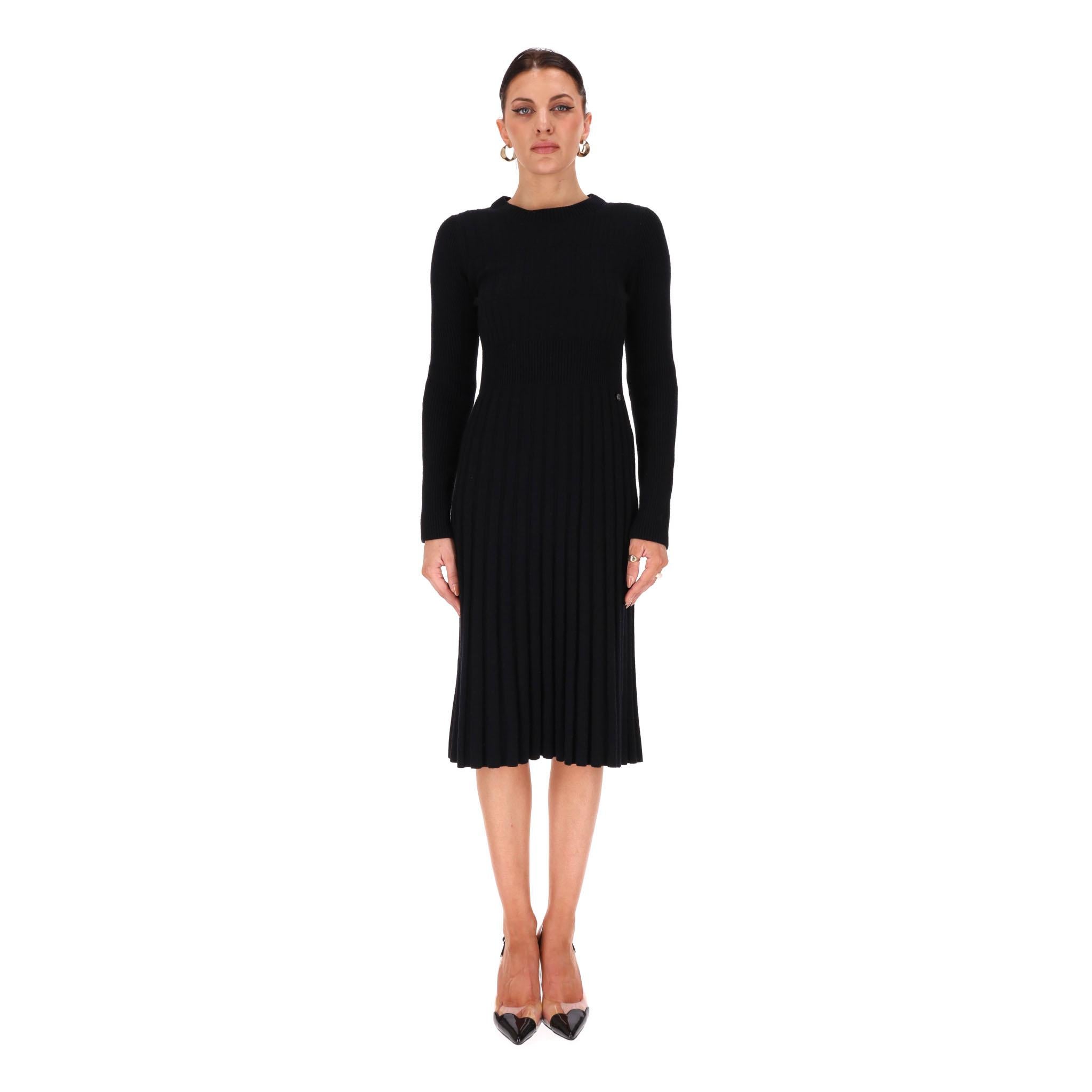 Chanel Wool Ribbed Plisse Dress

From the Pre-Fall 2018 Collection is this ribbed dress fully crafted from wool.

Featuring fitted bodice and plisse knee-length skirt.

Adorned with a decorative 'Chanel' lettering and iconic 'CC' logo engraved
