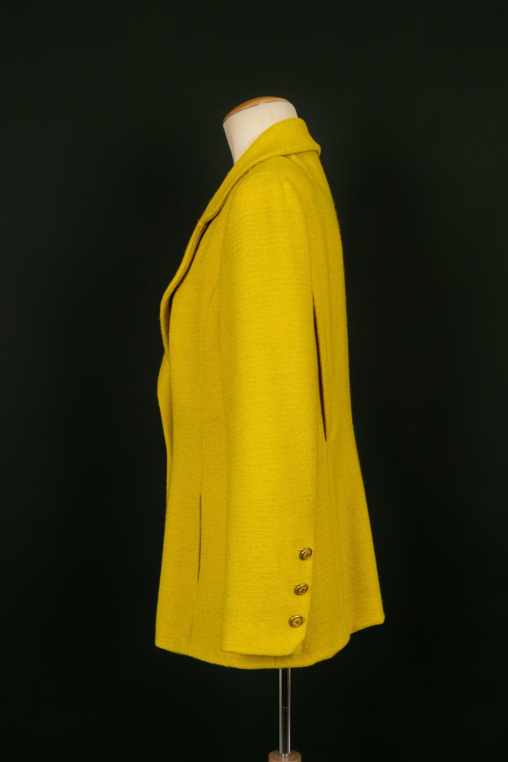 Chanel - (Made in France) Wool tweed jacket with a yellow silk lining. Size 44FR. Fall-Winter 1994 Collection. To be noted, marked underarms.

Additional information:
Condition: Very good condition
Dimensions: Shoulder width: 44 cm - Chest: 50 cm -