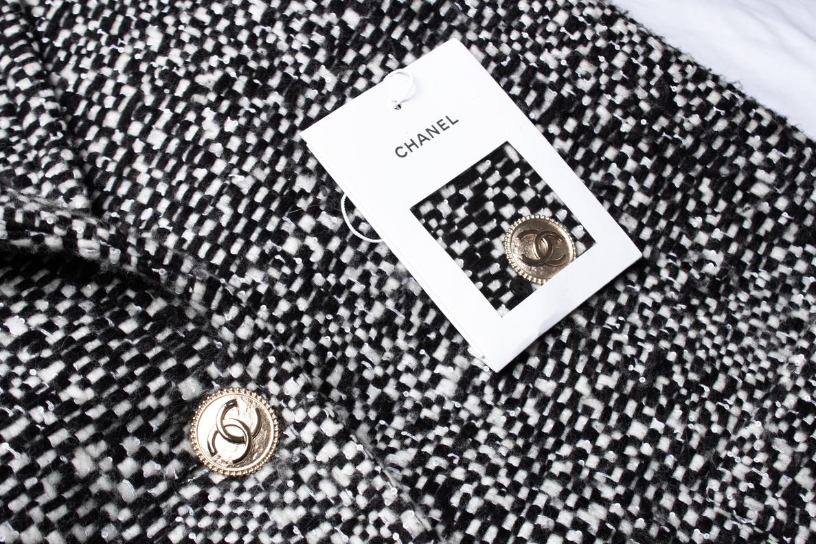 Chanel, Wool tweed sequinned coat For Sale 2