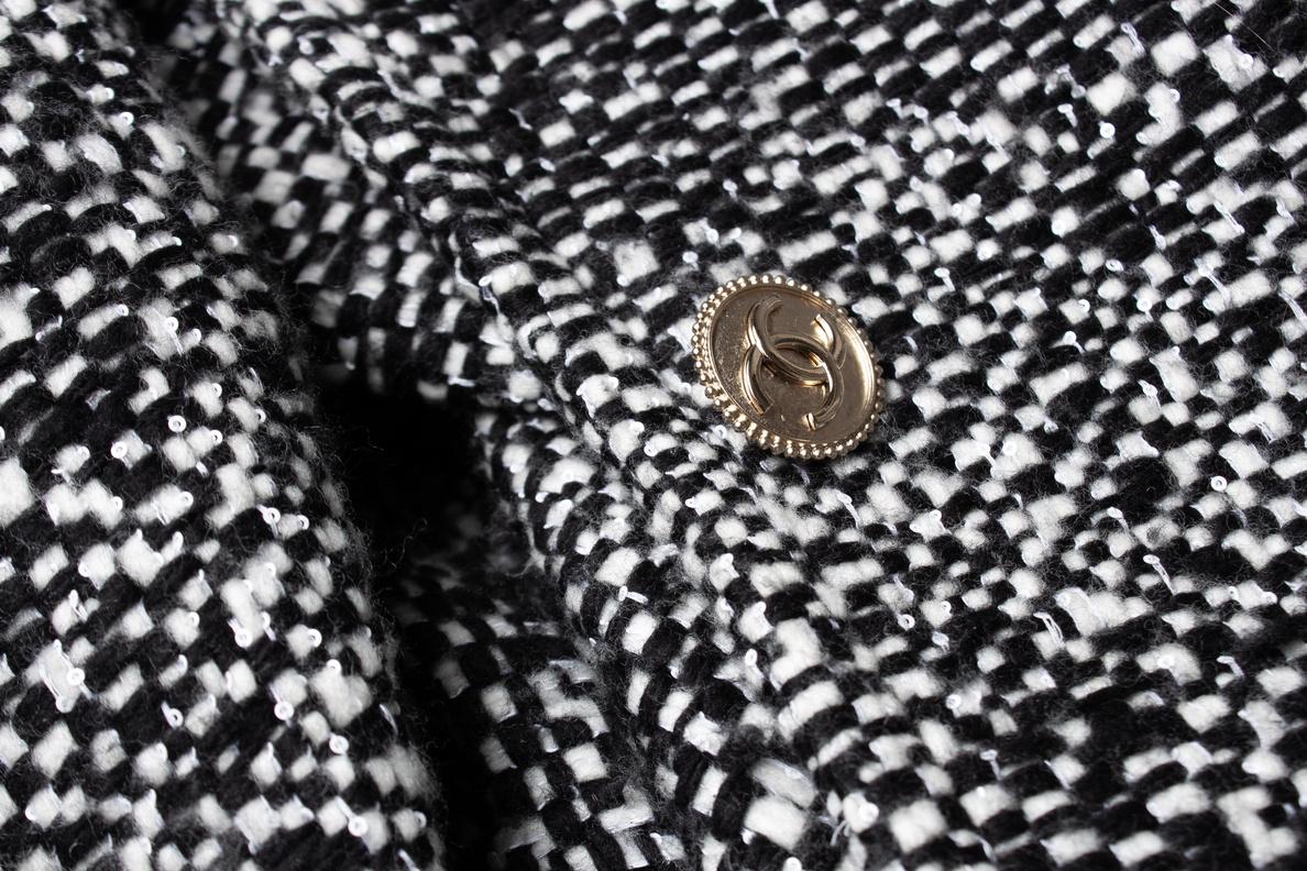 Chanel, Wool tweed sequinned coat For Sale 4