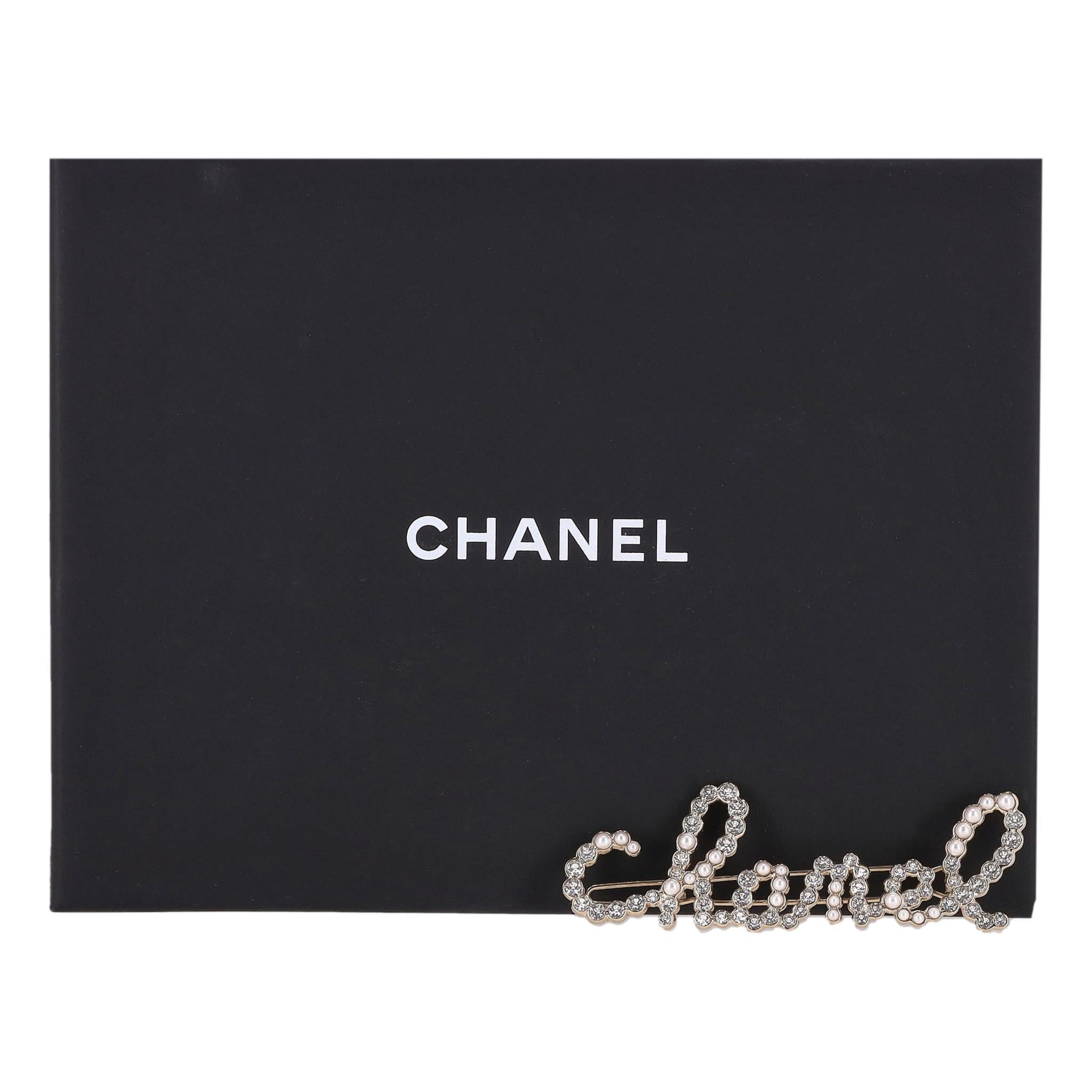 Chanel Word Logo Glass Pearl & Crystal Hair Clip

Champagne gold hair clip embellished with 'Chanel' signature spelled in alternating crystals and glass pearls.

From Spring/Summer 2021 Collection. 

Size – One Size

Condition – Very