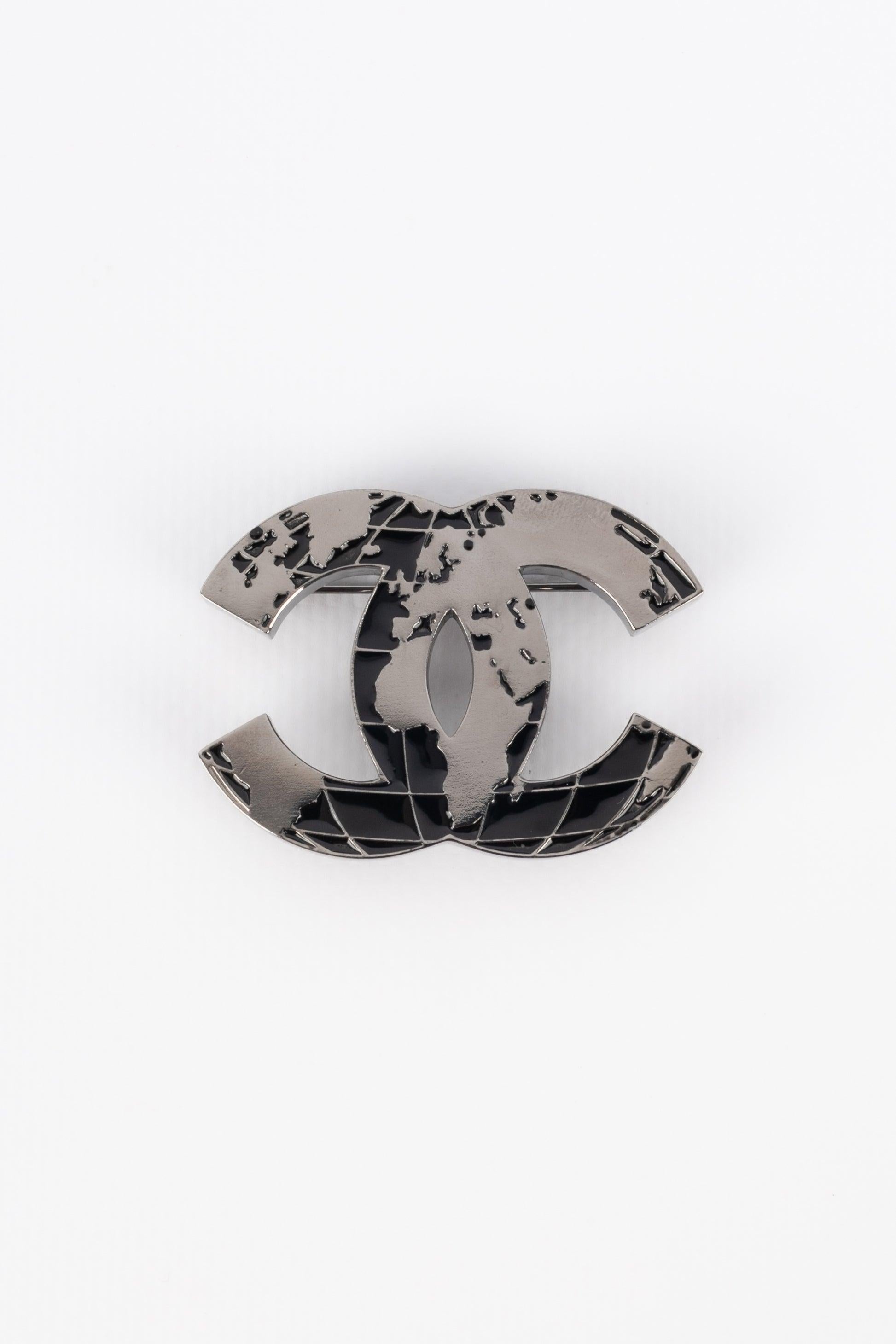Chanel - (Made in France) Silberne cc-Brosche aus Metall, schwarz emailliert. Collection'S 2013.

Zusätzliche Informationen: 
Zustand: Sehr guter Zustand
Abmessungen: 4,5 cm x 5 cm
Zeitraum: 21. Jahrhundert
 
Sellers Referenz: BRB79