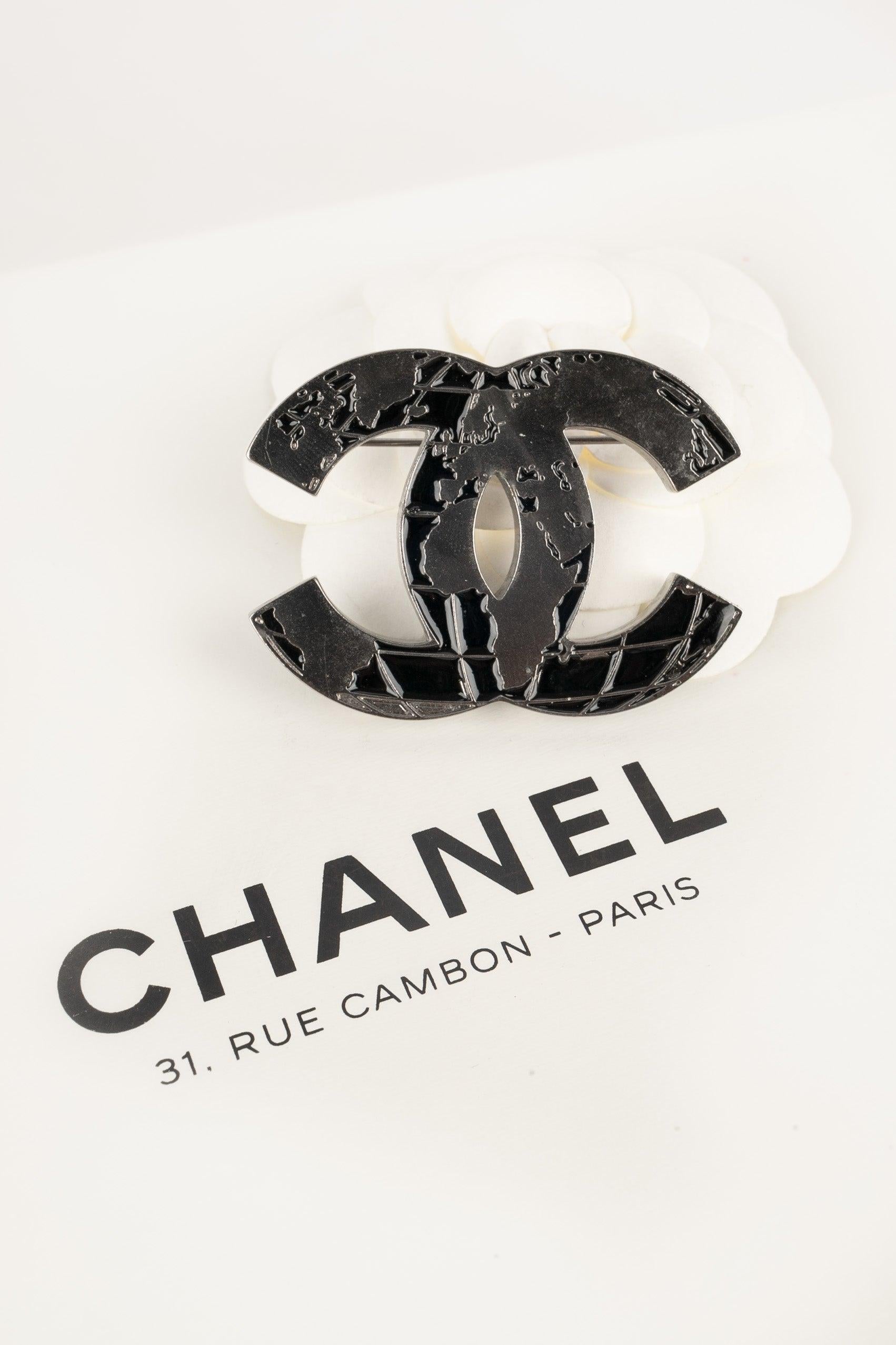 Chanel - (Made in France) Dark-silvery metal brooch enameled and representing a world map. 2013 Collection.

Additional information:
Condition: Very good condition
Dimensions: 5 cm x 4 cm
Period: 21st Century

Seller Reference: BRB180