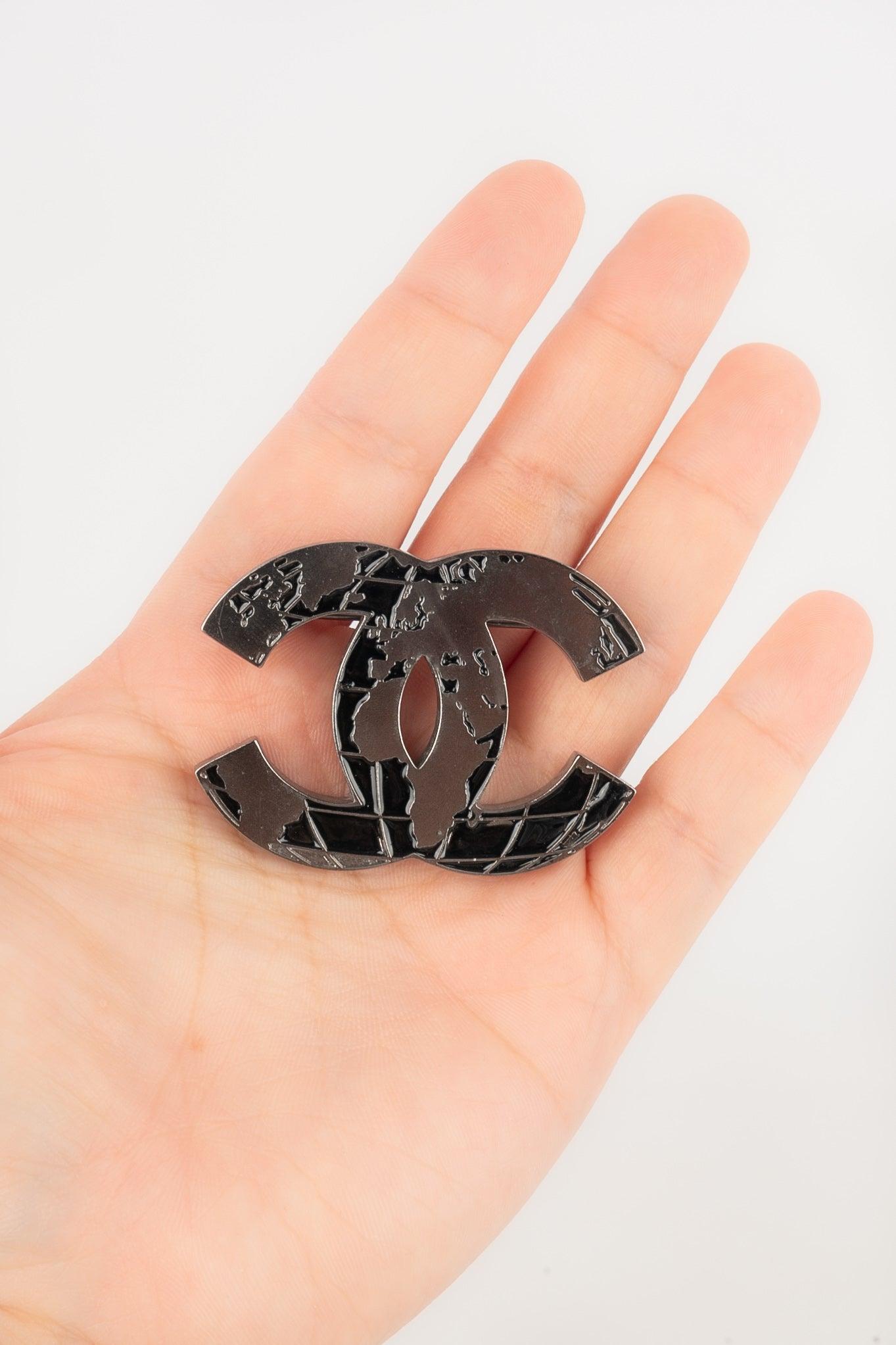 Chanel World Map Dark-silvery Metal Brooch, 2013 In Excellent Condition For Sale In SAINT-OUEN-SUR-SEINE, FR