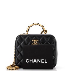 Chanel Waschtischtasche aus gestepptem Lammfell mit geflochtenem Kettengriff Medium