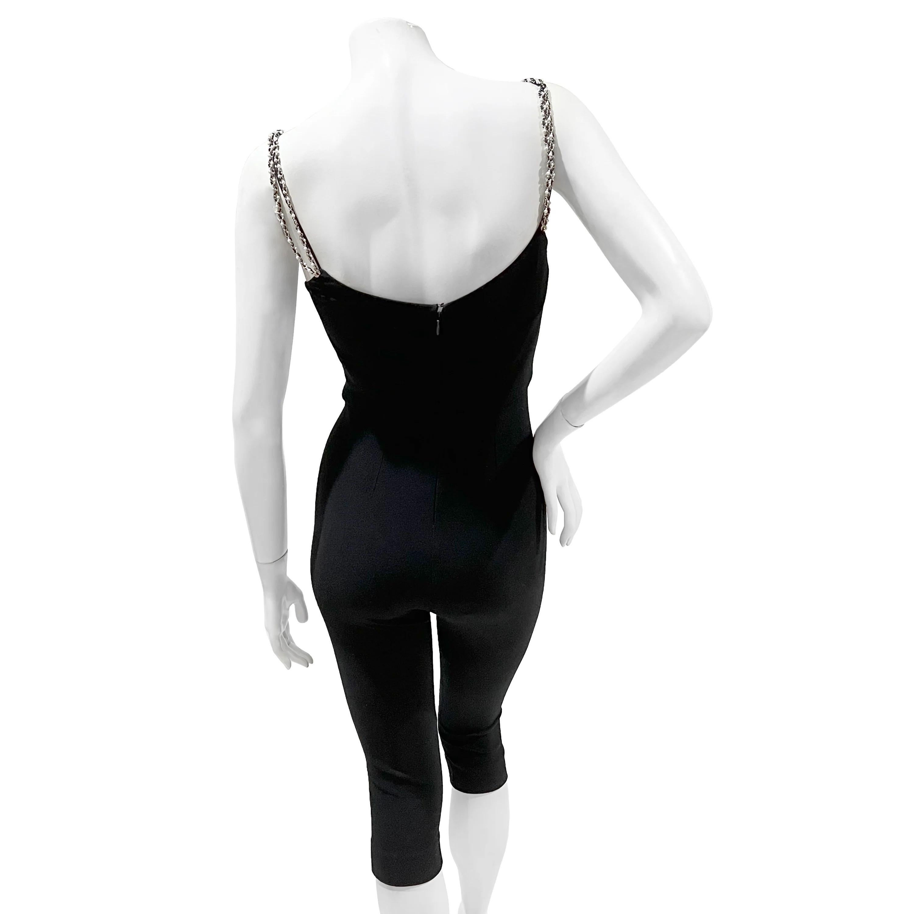 Combinaison à bretelles en perles noires par Chanel
Prêt-à-porter printemps 2019
Fabriqué en Italie
Noir
Les bretelles sont tissées avec des perles, du cuir et des chaînes en or.
Fermeture à glissière invisible au dos
Encolure dégagée
La taille