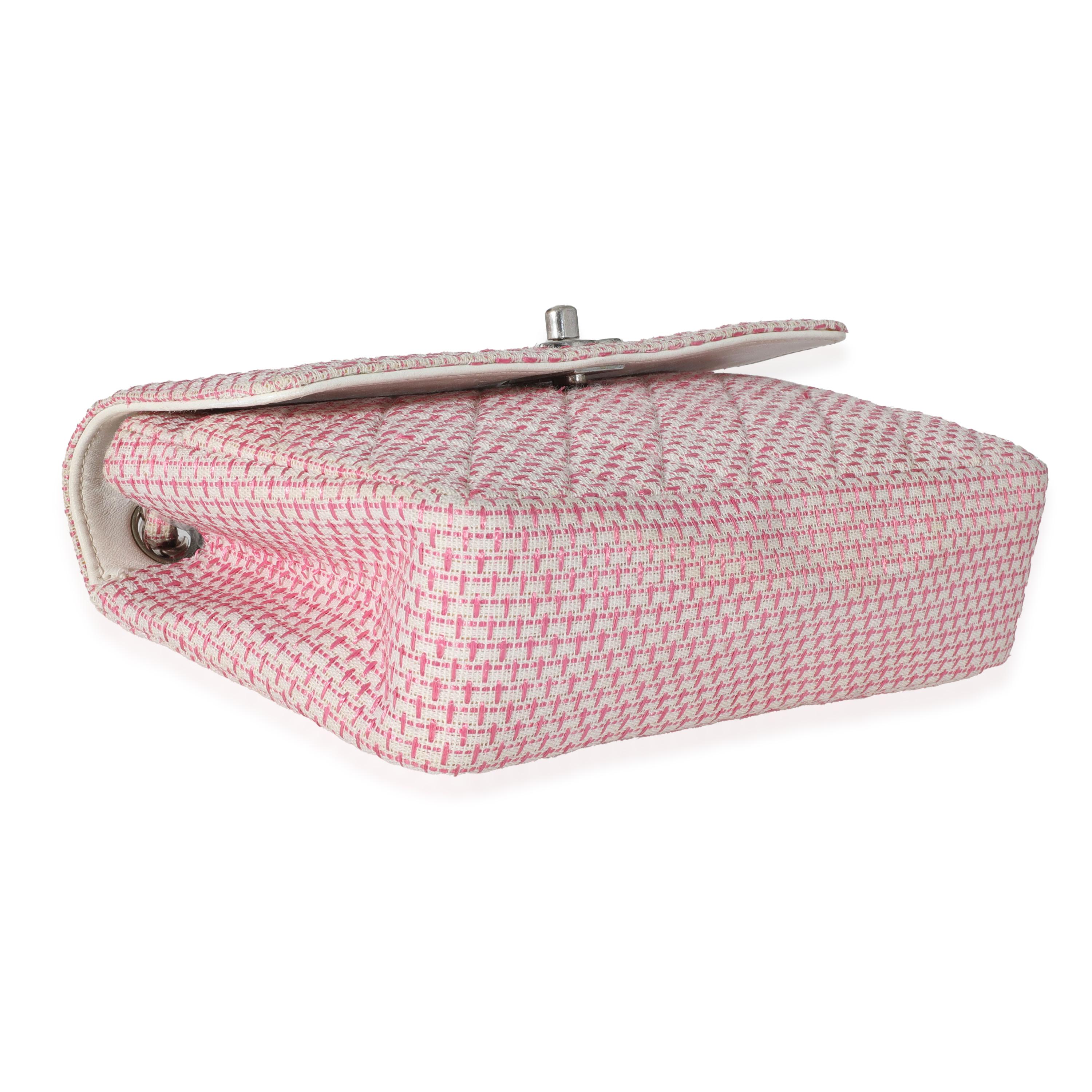 Chanel - Petit sac à rabat porté épaule CC en raphia rose et blanc tissé en vente 1