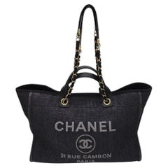 Chanel - Fourre-tout moyen Deauville en raphia de paille tressée - Noir
