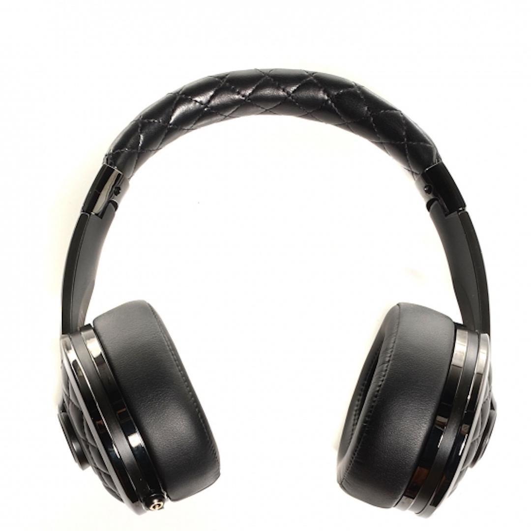 Pre-Owned Vintage Zustand
Aus der Kollektion 2014
Kunststoff
Lammfell Leder
Nylon
Inklusive Aufbewahrungstasche, 3,5-mm-Audiokabel und USB-Ladekabel
100%ige Echtheitsgarantie von NEWFOUND LUXURY