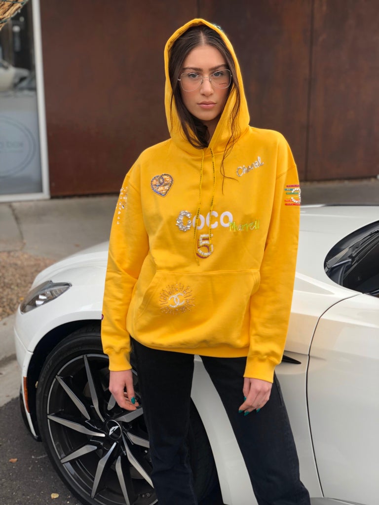 Chanel x Pharrell - Veste à capuche jaune tournesol appliqué, 2019 En vente  sur 1stDibs
