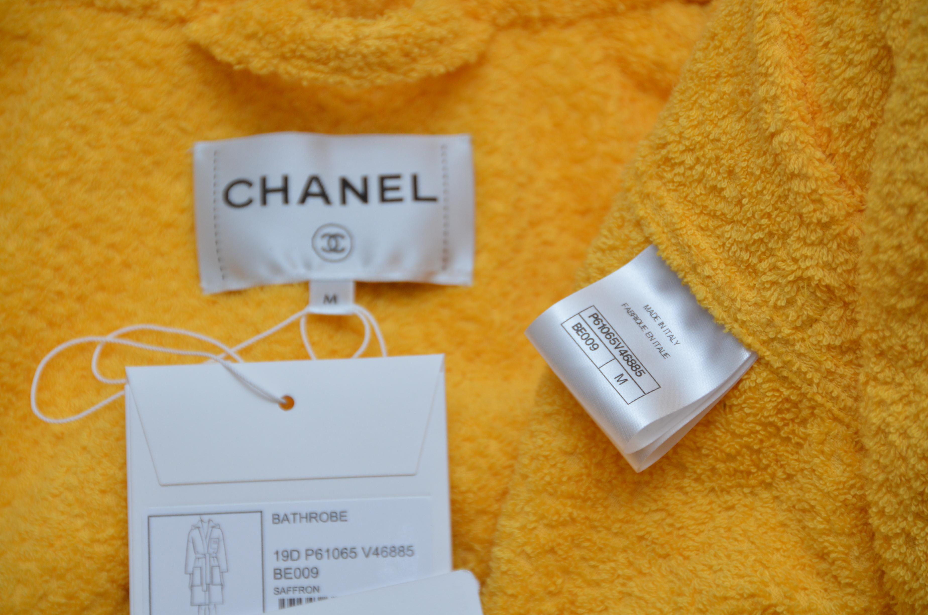 Chanel x Pharrell Capsule Kollektion Badeanzug Safran  Bestickte „M“-Stickerei  NEU im Zustand „Neu“ im Angebot in New York, NY