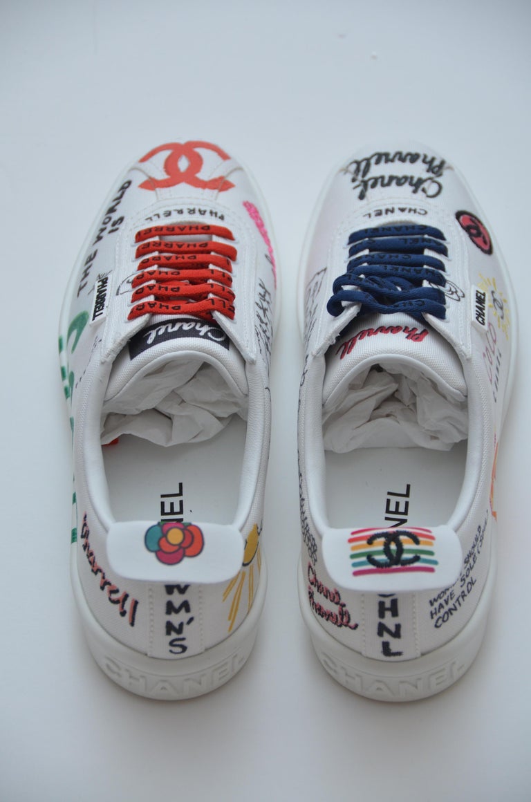 Chanel x Pharrell Capsule Collection Baskets en toile Taille 39.5 Femme NEW  sur 1stDibs