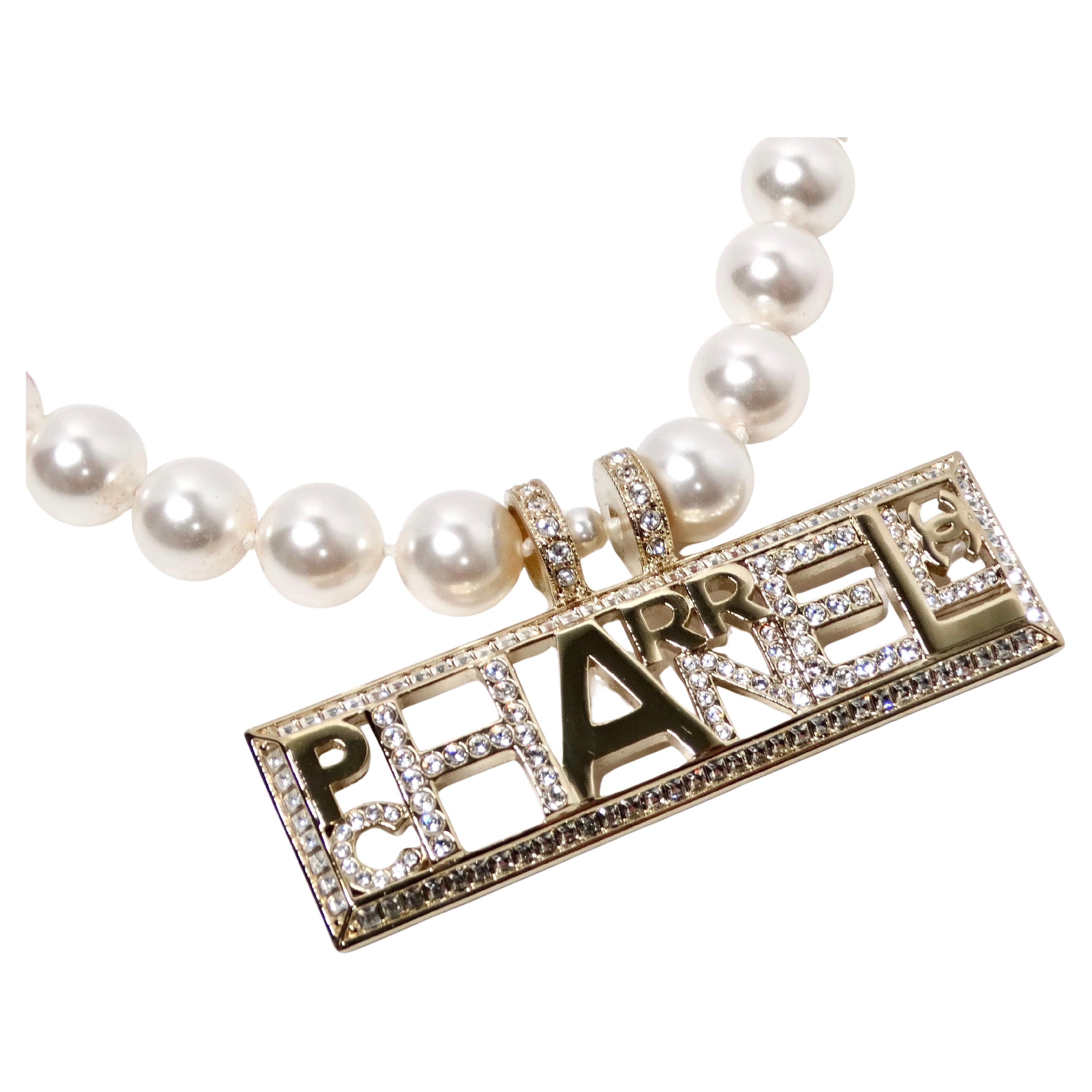 La collana di perle con logo in cristallo di Chanel x Pharrell Williams del 2019 è un pezzo straordinario che fonde perfettamente il lusso con l'avanguardia dello streetwear contemporaneo. Realizzata con una meticolosa attenzione ai dettagli, questa