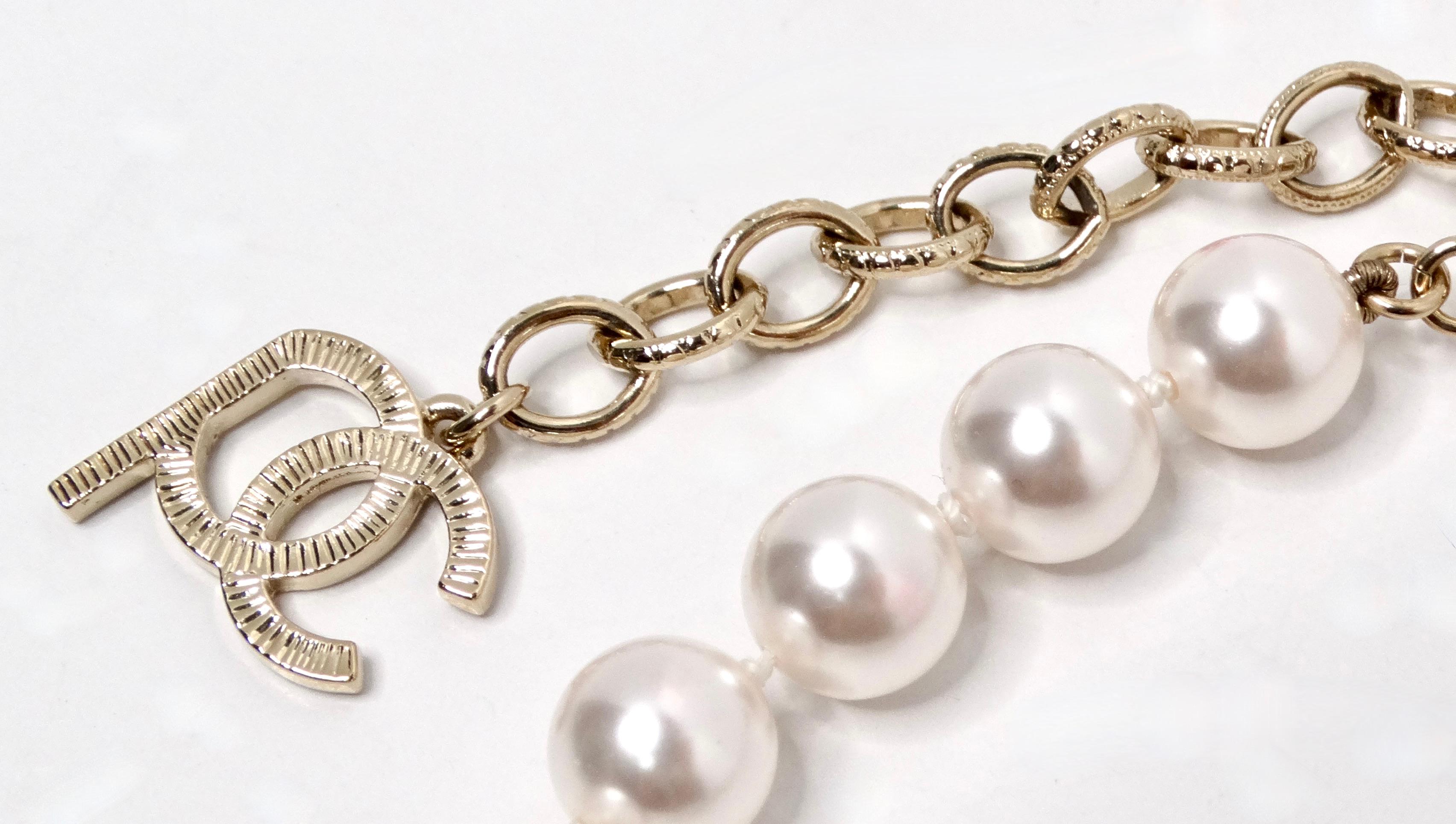 Donna Chanel x Pharrell Williams Collana di perle con logo in cristallo 2019 in vendita