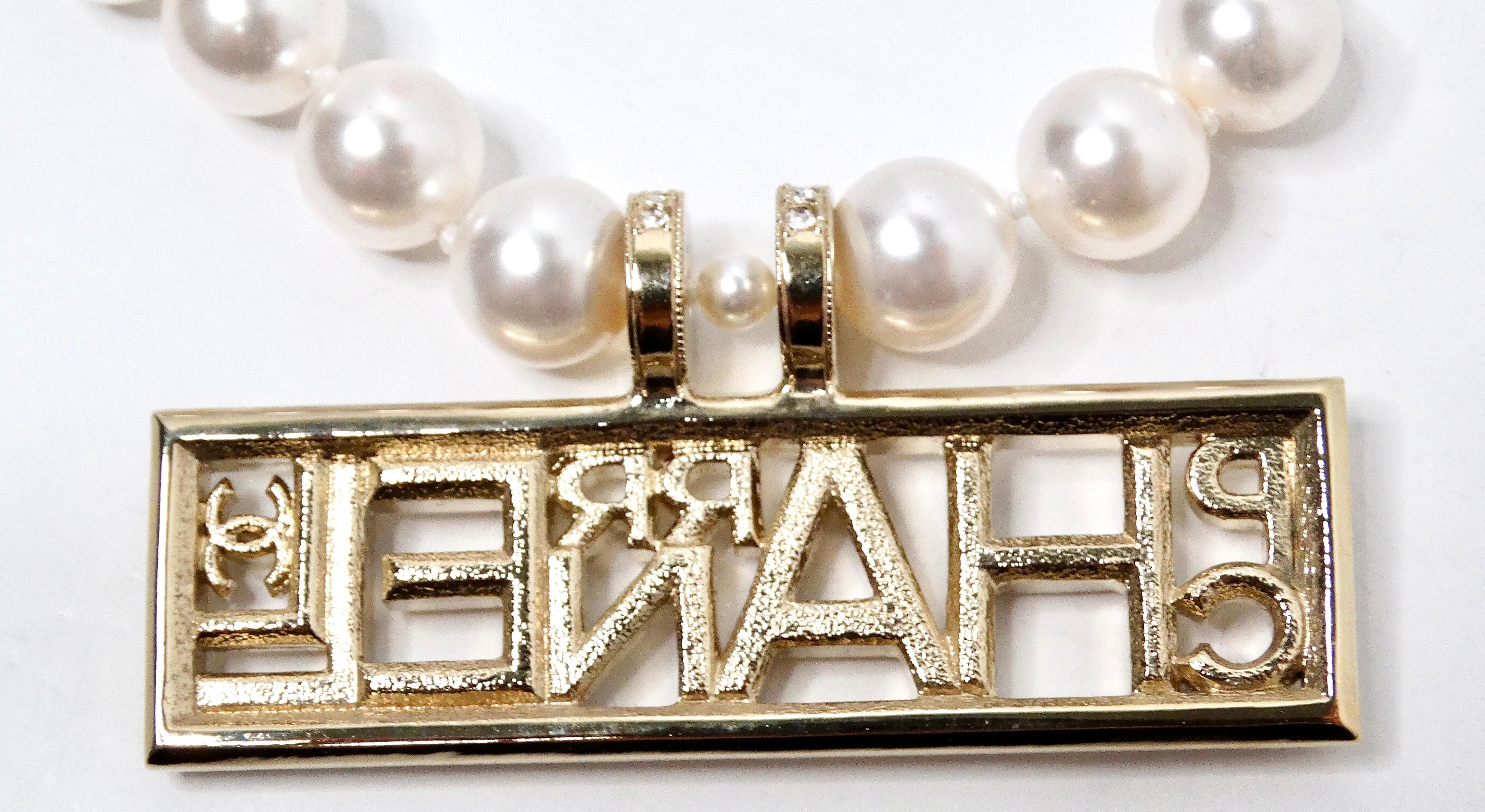 Chanel x Pharrell Williams Collana di perle con logo in cristallo 2019 in vendita 3