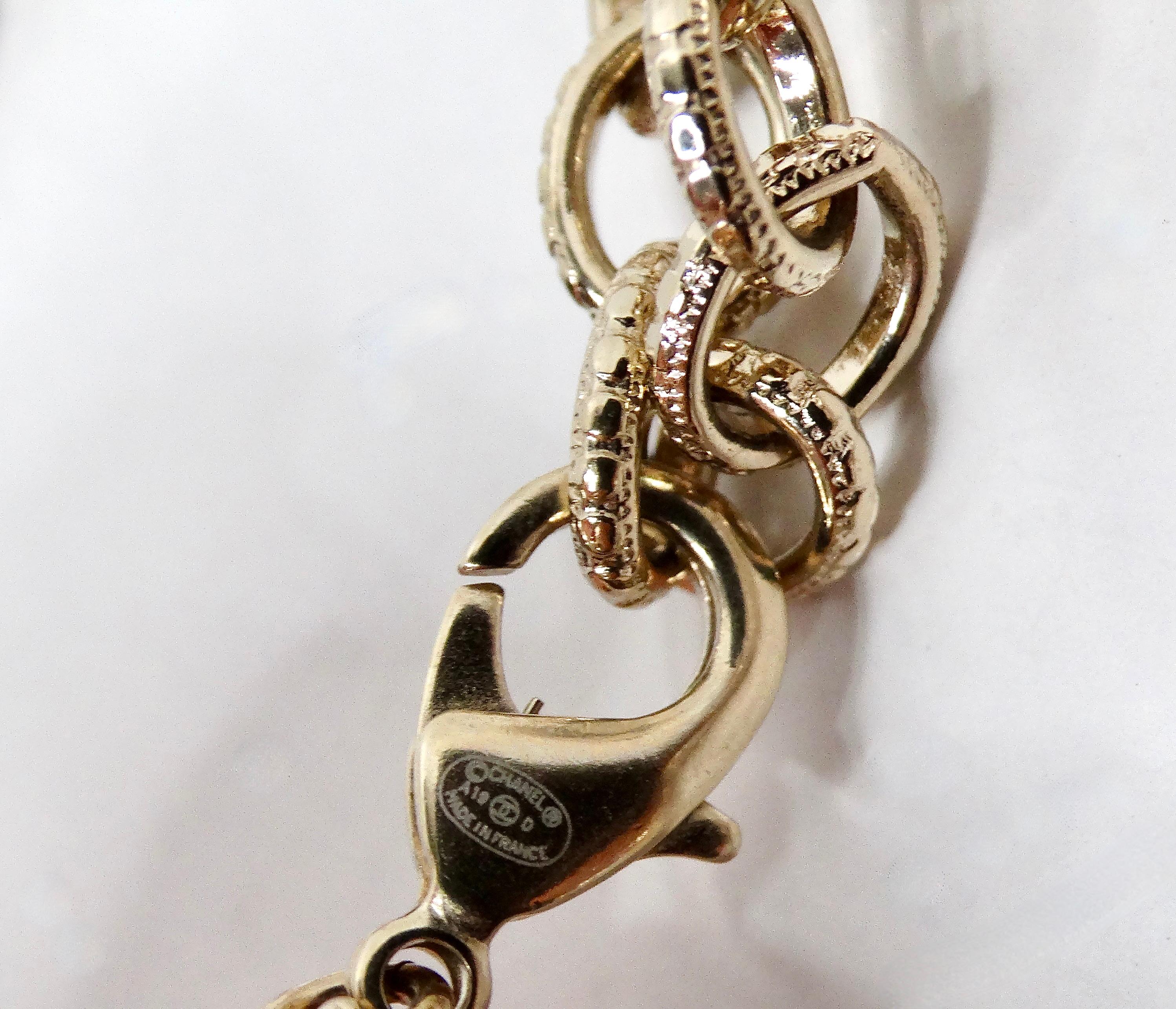 Chanel x Pharrell Williams Collana di perle con logo in cristallo 2019 in vendita 4