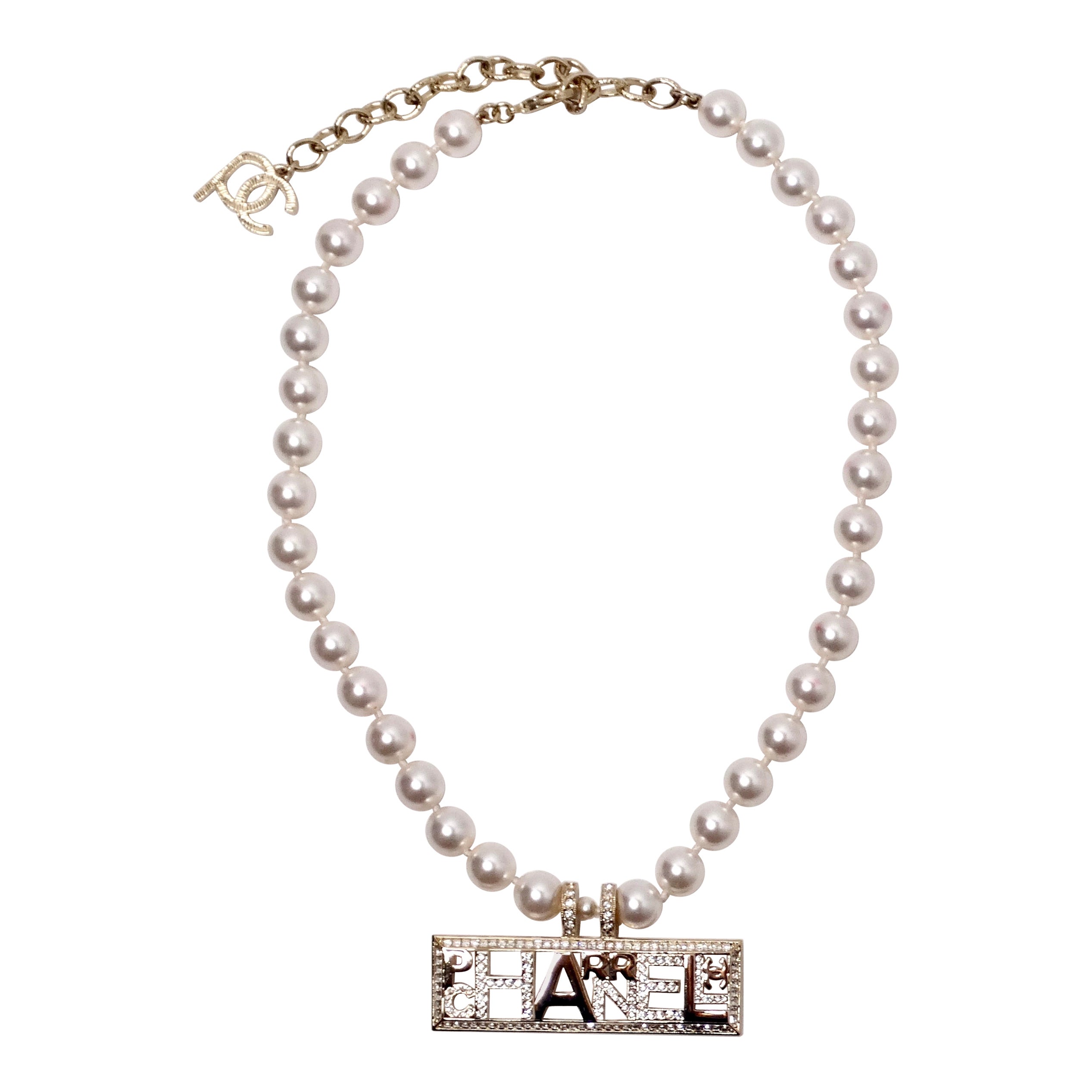Chanel x Pharrell Williams Collana di perle con logo in cristallo 2019 in vendita