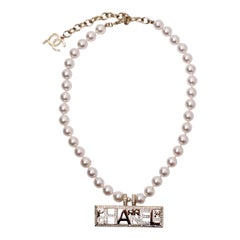 Chanel x Pharrell Williams Collana di perle con logo in cristallo 2019