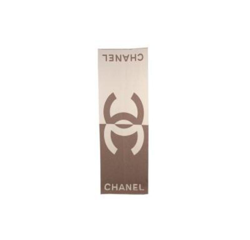 Chanel CC Reversible Beige and Brown Cashmere Shawl

- Mid-weight, soft cashmere
- Large interlocking CC logo 
- Chanel logo edge
- Lightly fringed edges 

Materials:
100% Cashmere

Made in Italy 

Dry clean only 

PLEASE NOTE, THESE ITEMS ARE