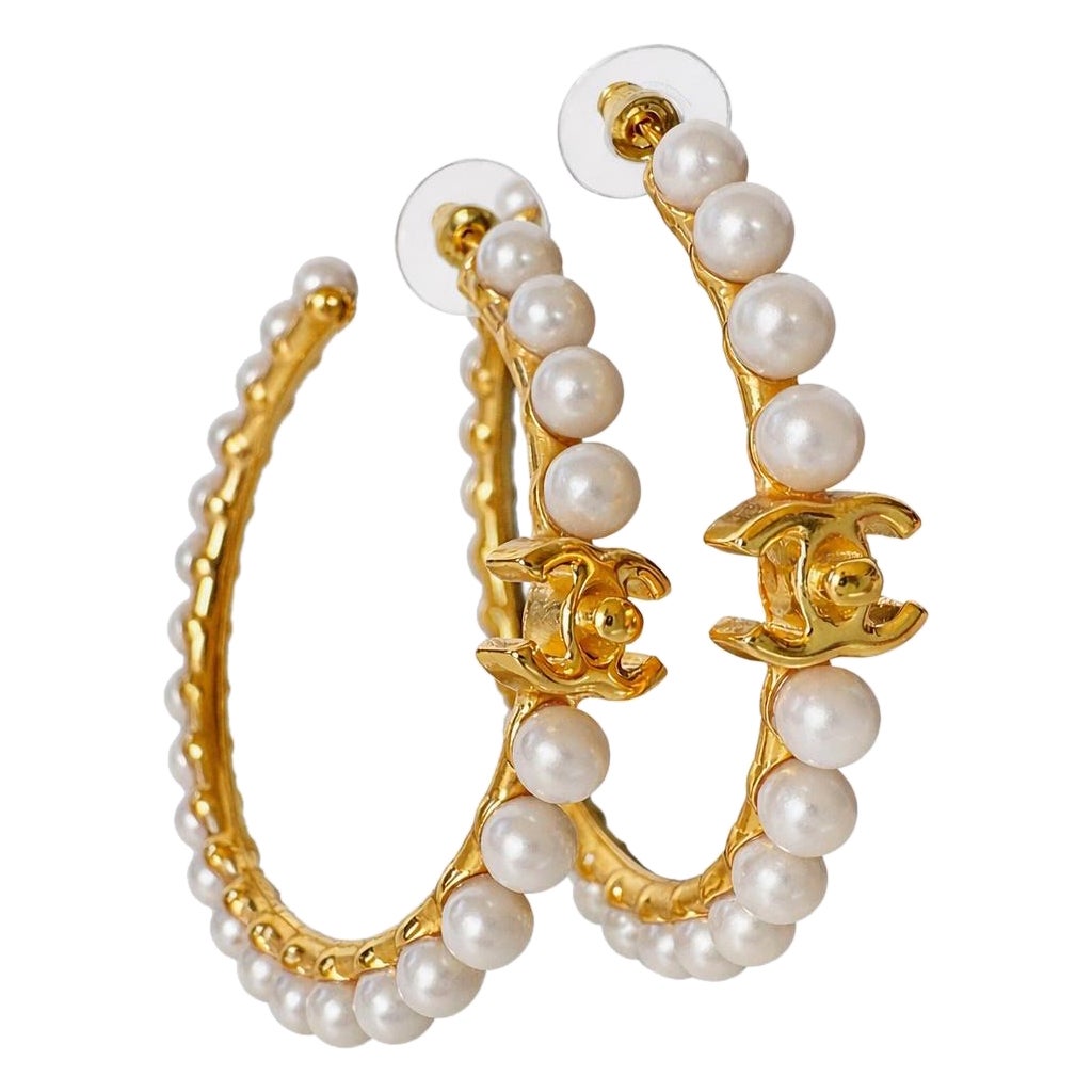 Chanel - Boucles d
oreilles CC Turnlock en or XL et perles blanches en vente