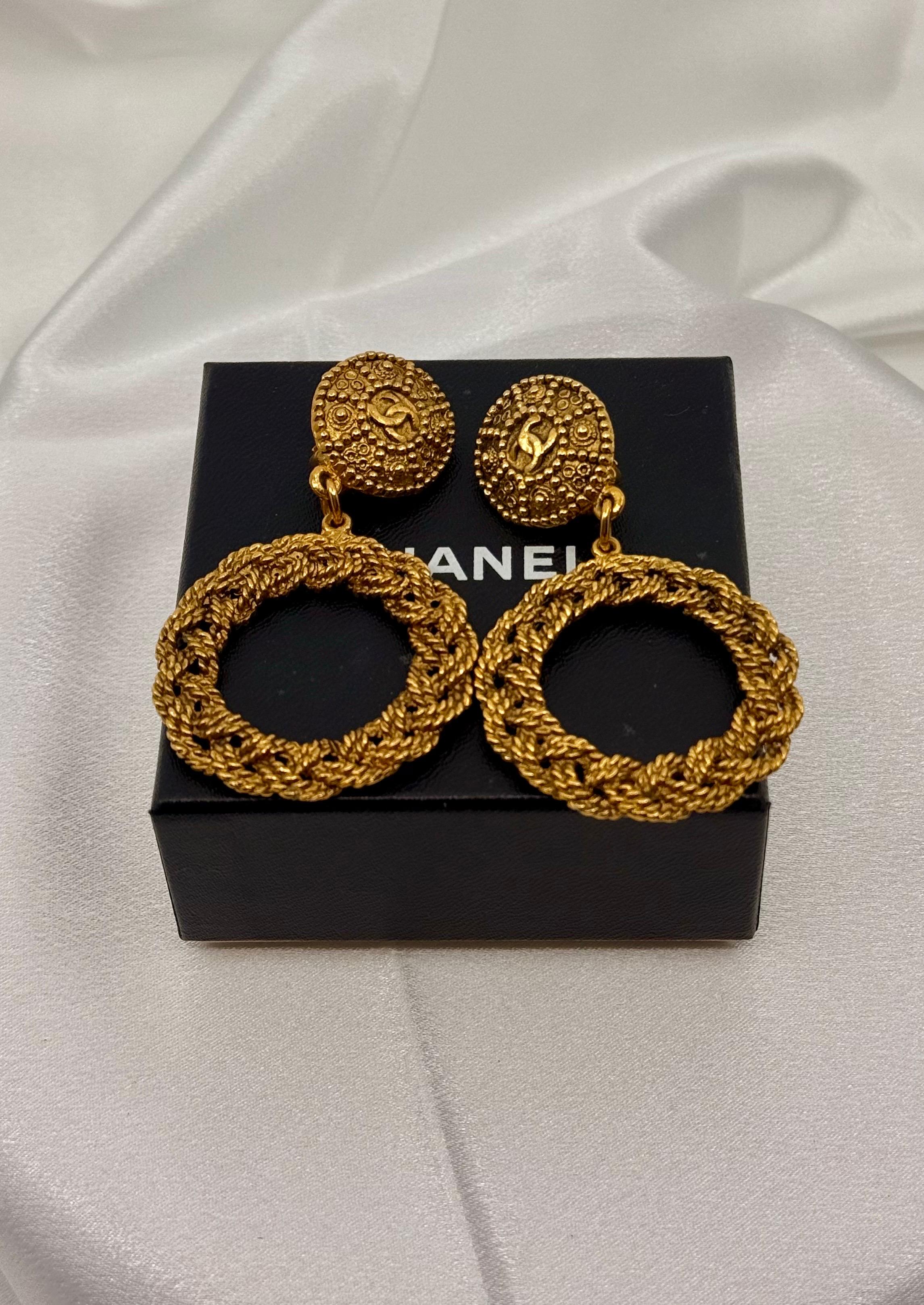 Orecchini Chanel XL in oro con clip a cerchio e penzoloni in vendita 6