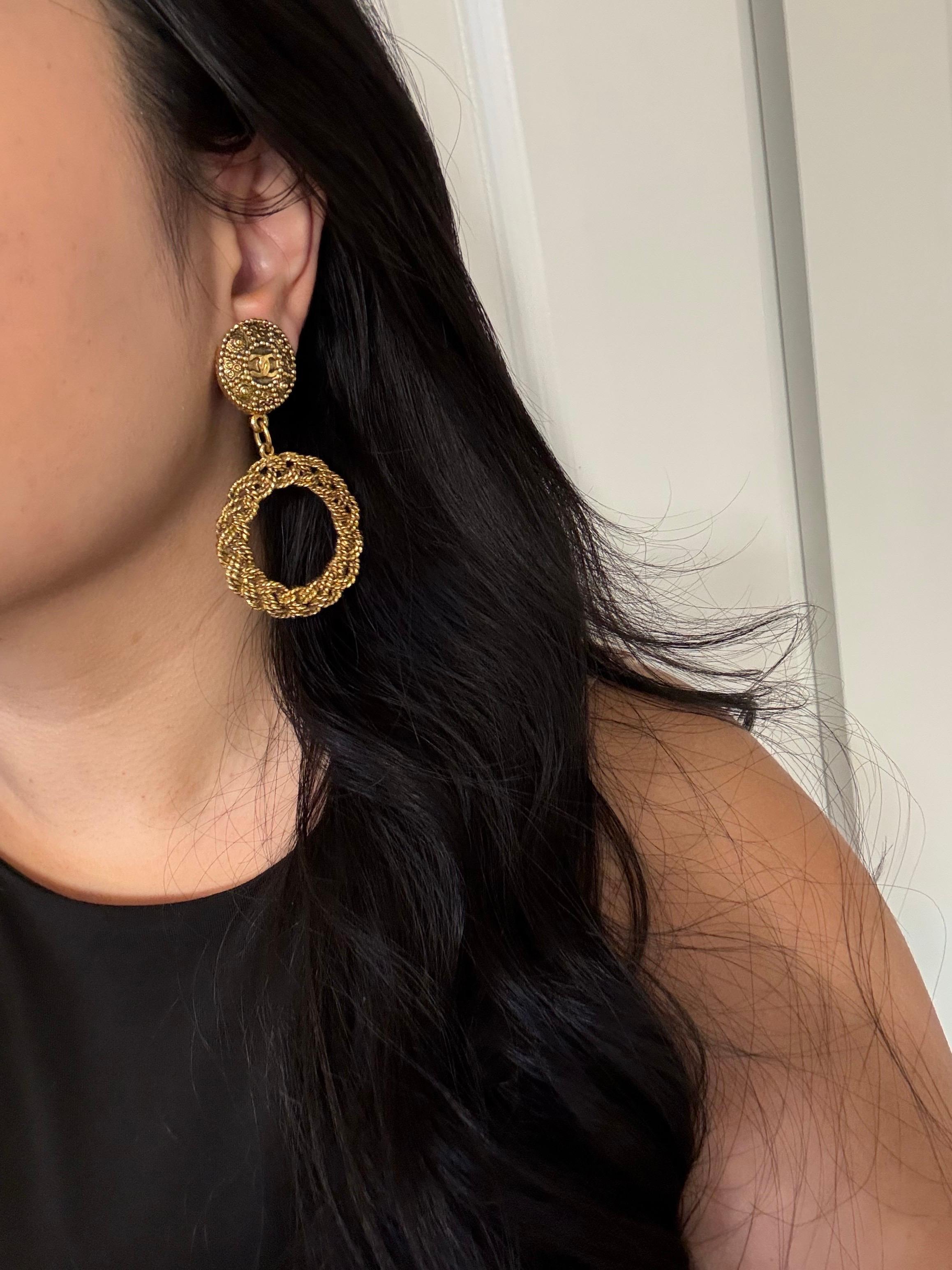 Orecchini Chanel XL in oro con clip a cerchio e penzoloni in vendita 7