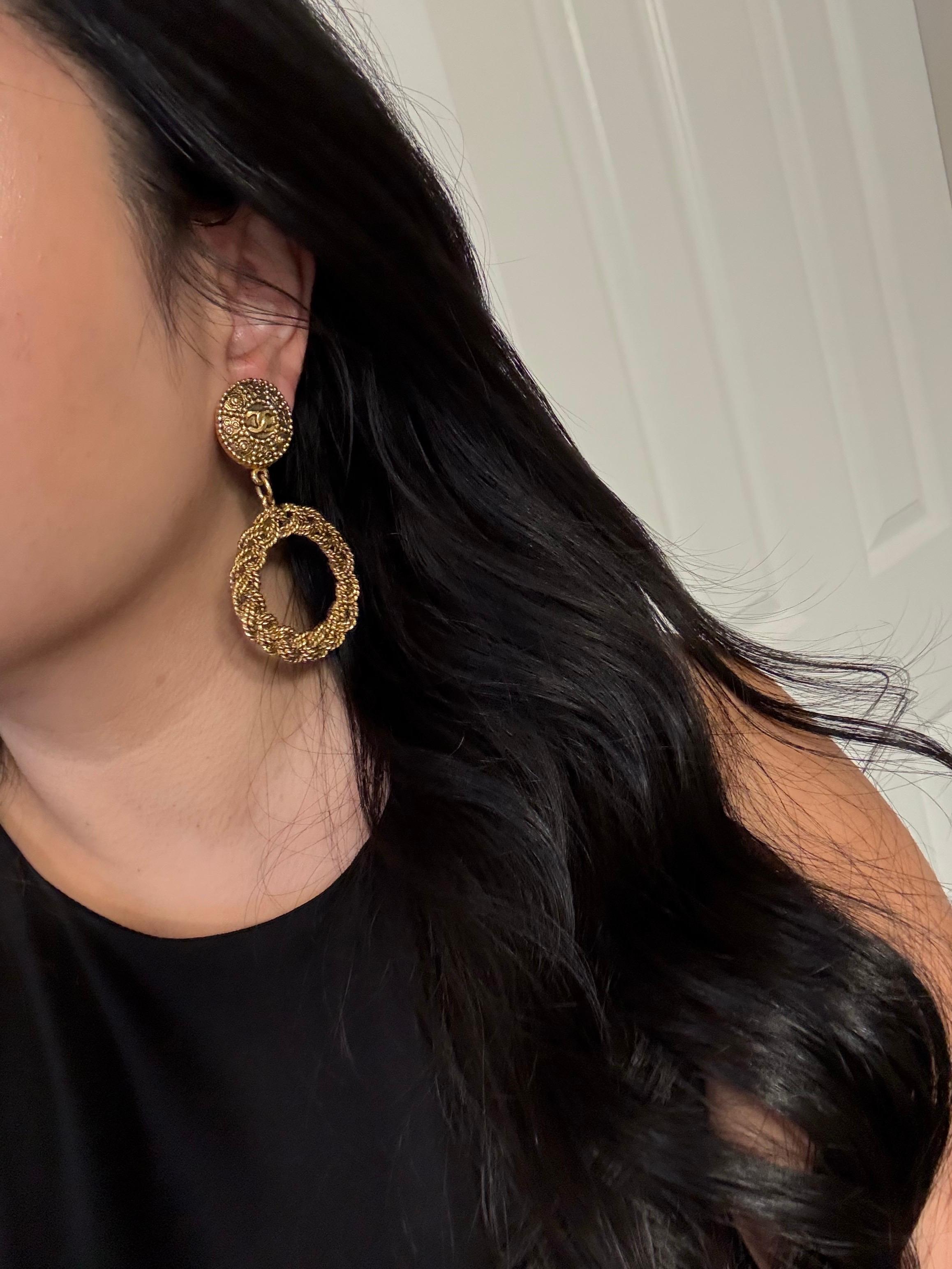 Orecchini Chanel XL in oro con clip a cerchio e penzoloni In condizioni buone in vendita a Bellevue, WA