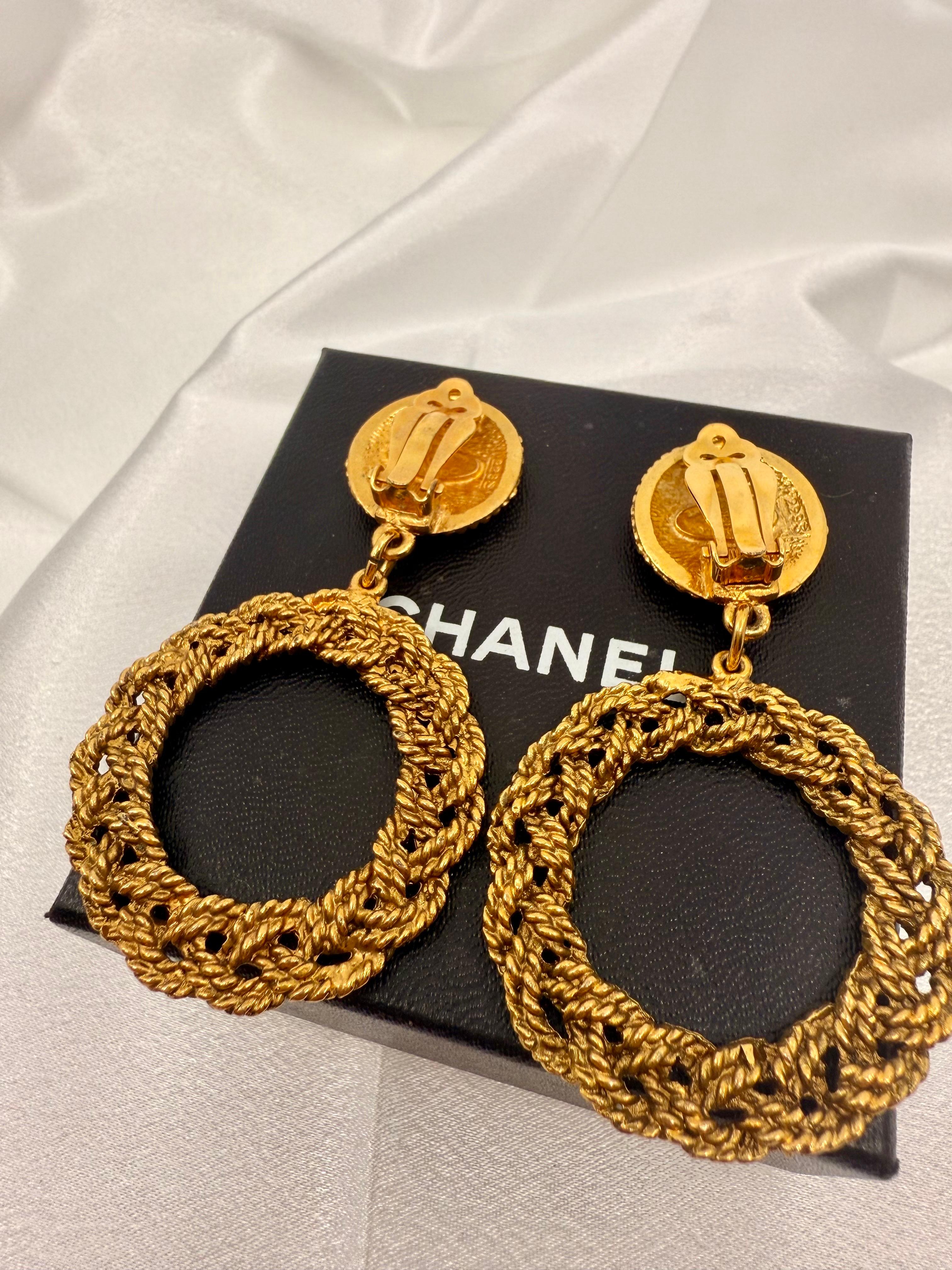 Orecchini Chanel XL in oro con clip a cerchio e penzoloni in vendita 1