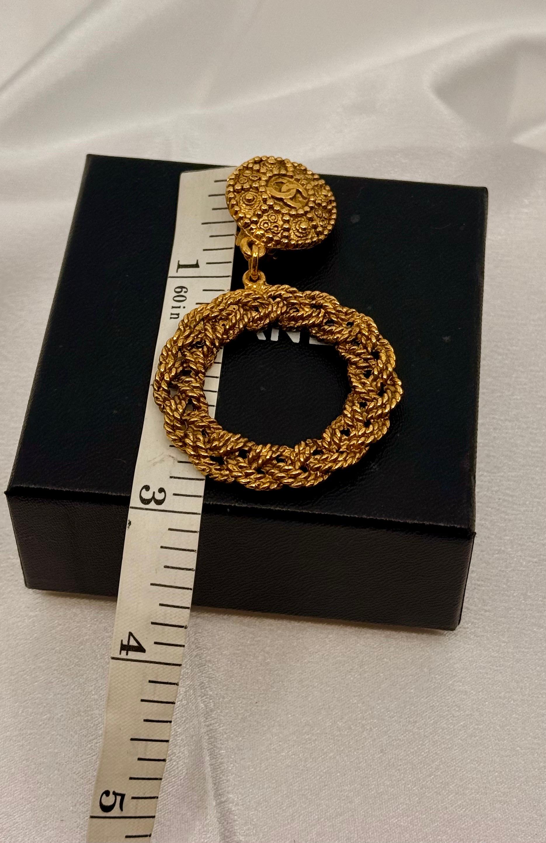 Orecchini Chanel XL in oro con clip a cerchio e penzoloni in vendita 2