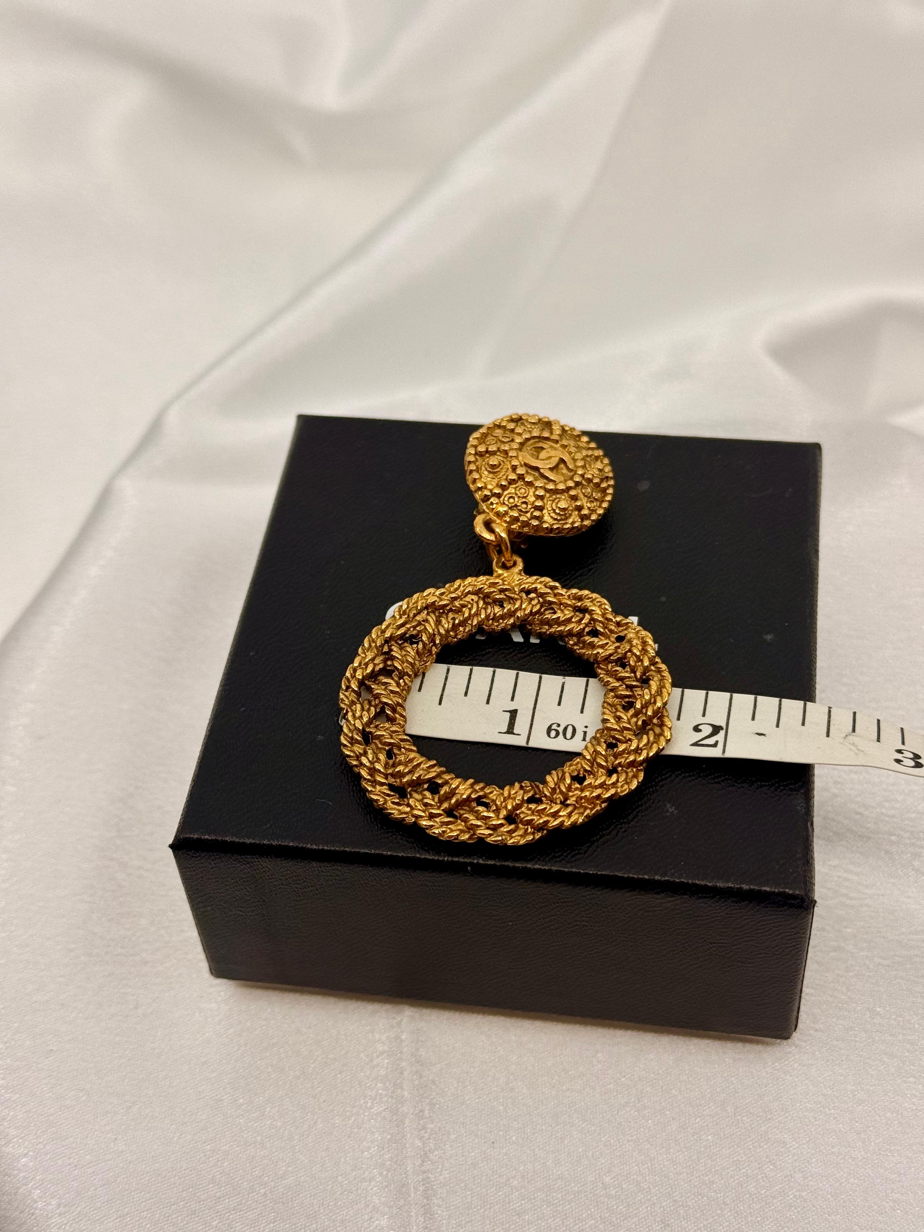 Orecchini Chanel XL in oro con clip a cerchio e penzoloni in vendita 3